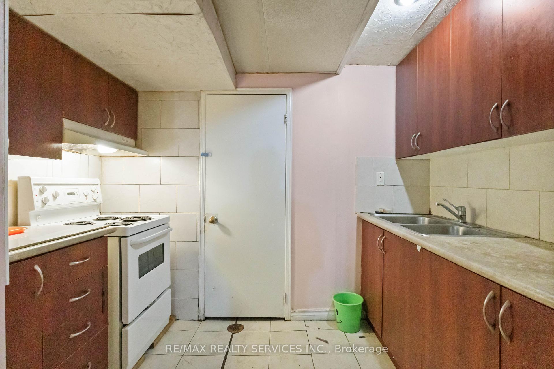5 Bedrooms Condo at 2075 Warden,  Toronto For sale