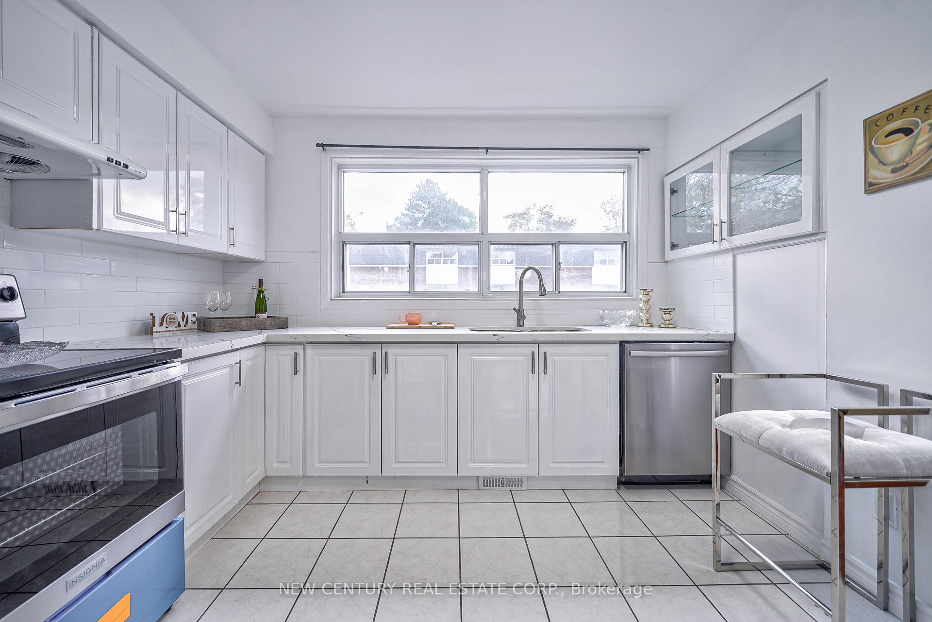 3 Bedrooms Condo at 92 Trailridge,  Toronto For sale