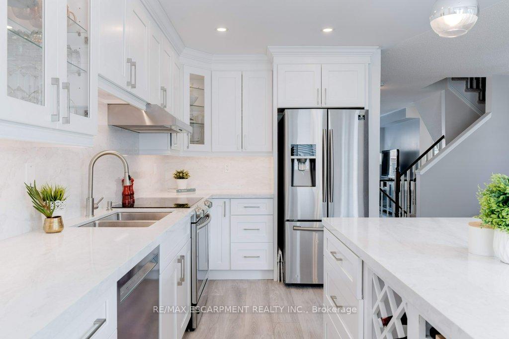 4 Bedrooms Condo at 5090 Fairview, Burlington For sale