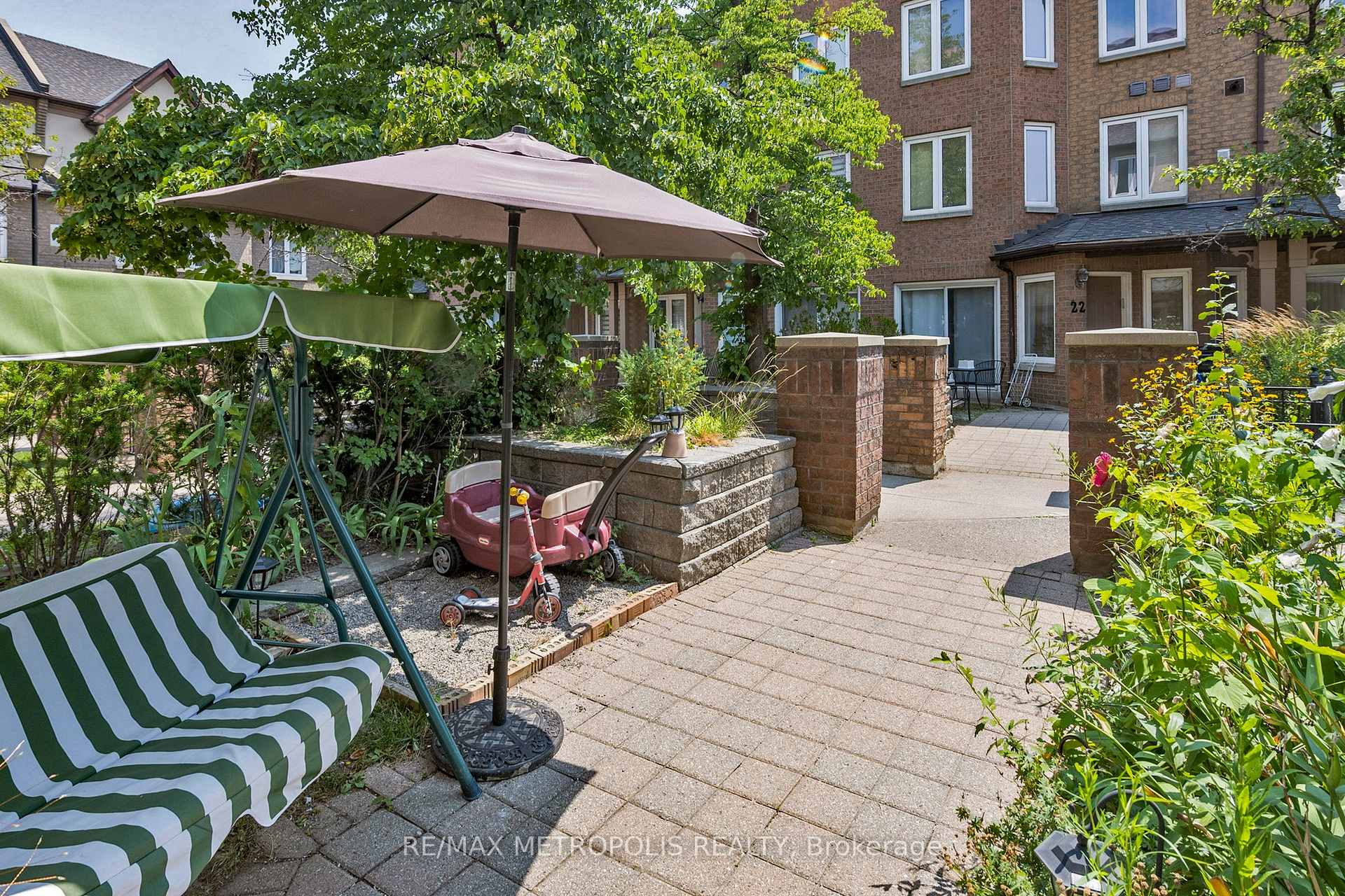 3 Bedrooms Condo at 735 New Westminster, Vaughan For sale