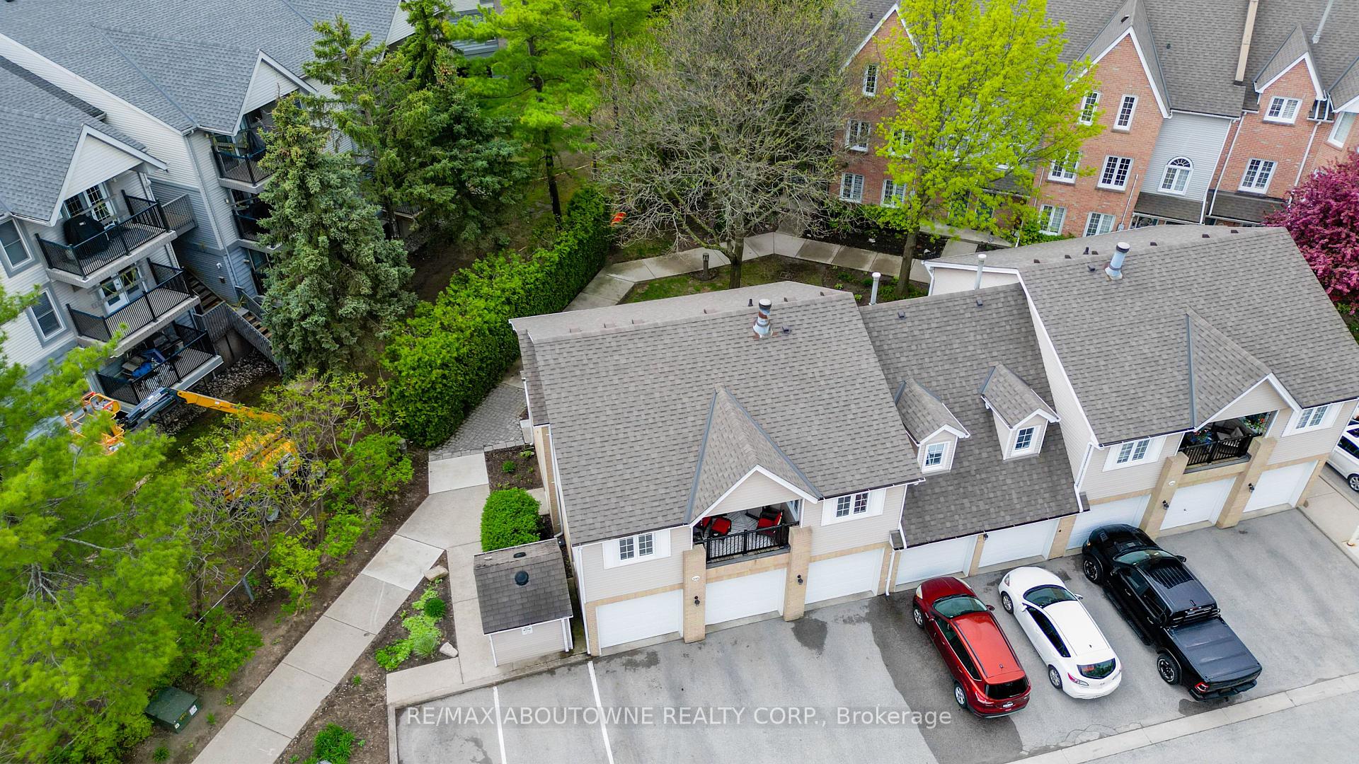 2 Bedrooms Condo at 2110 Cleaver, Burlington For sale