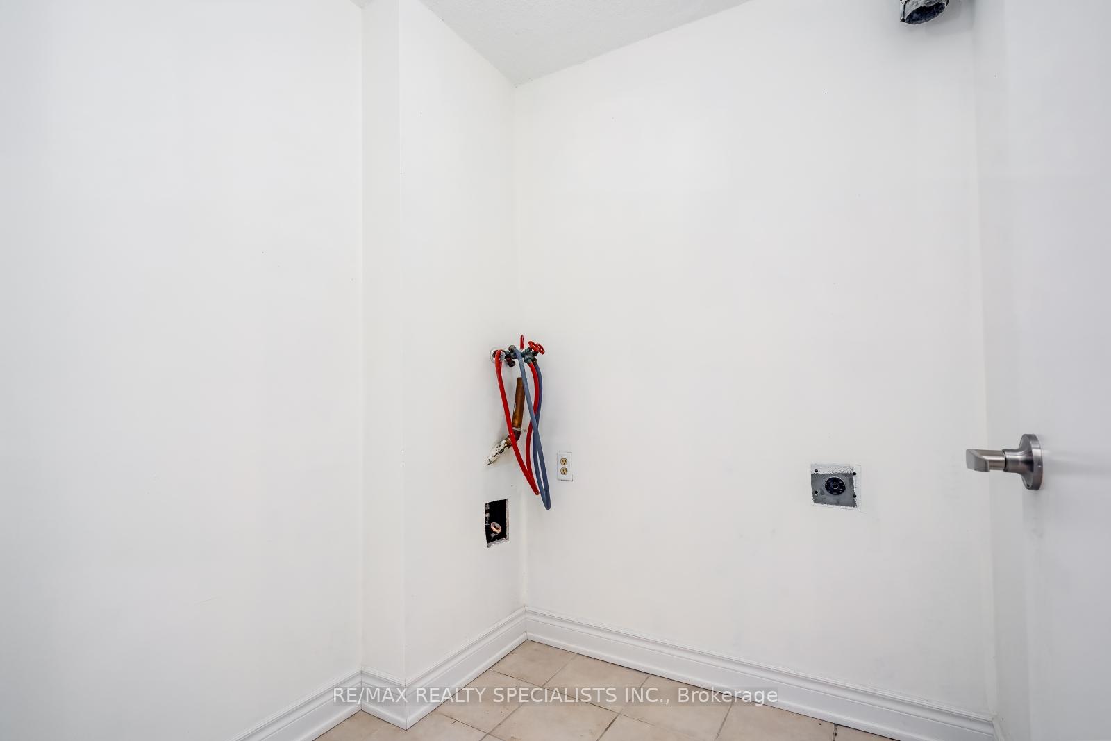 3 Bedrooms Condo at 2556 Argyle, Mississauga For sale