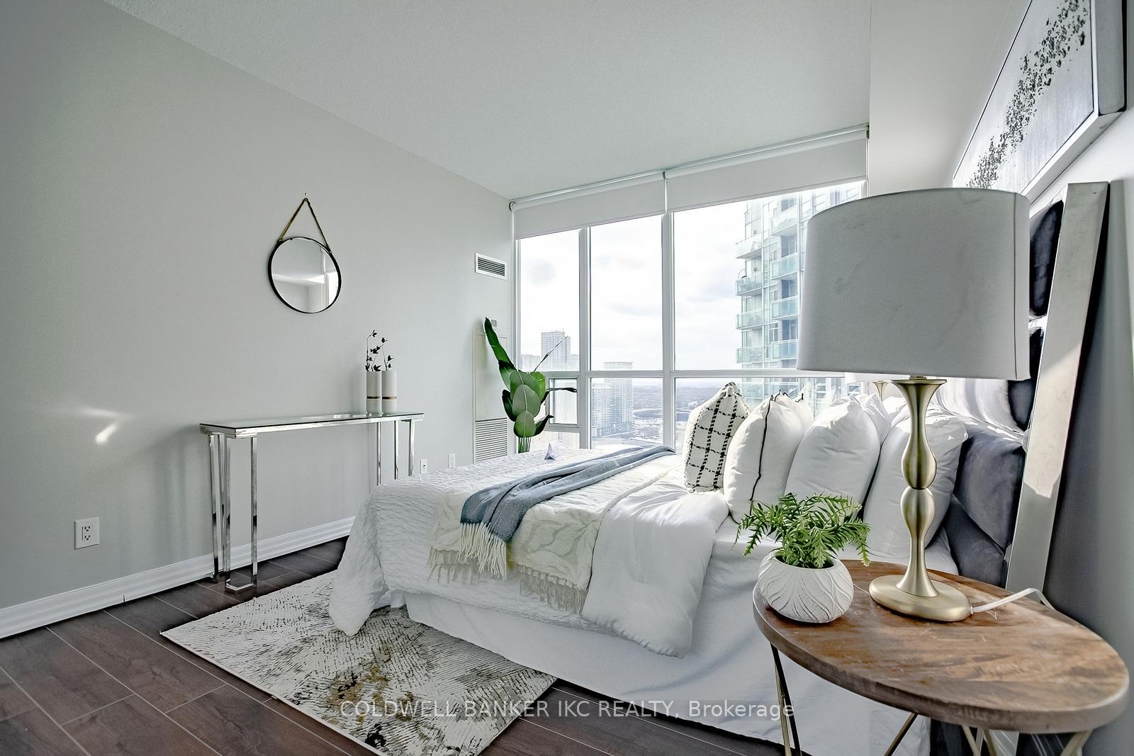 2 Bedrooms Condo at 223 Webb, Mississauga For sale