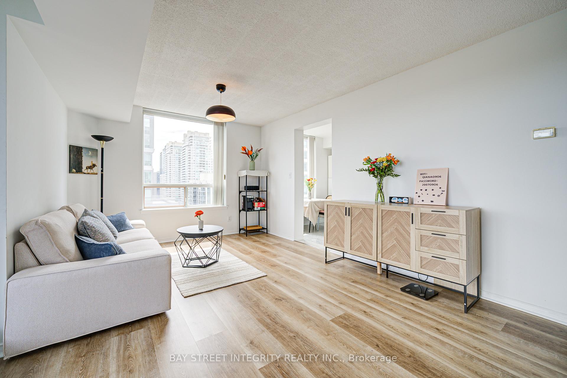 2 Bedrooms Condo at 18 Hillcrest,  Toronto For sale