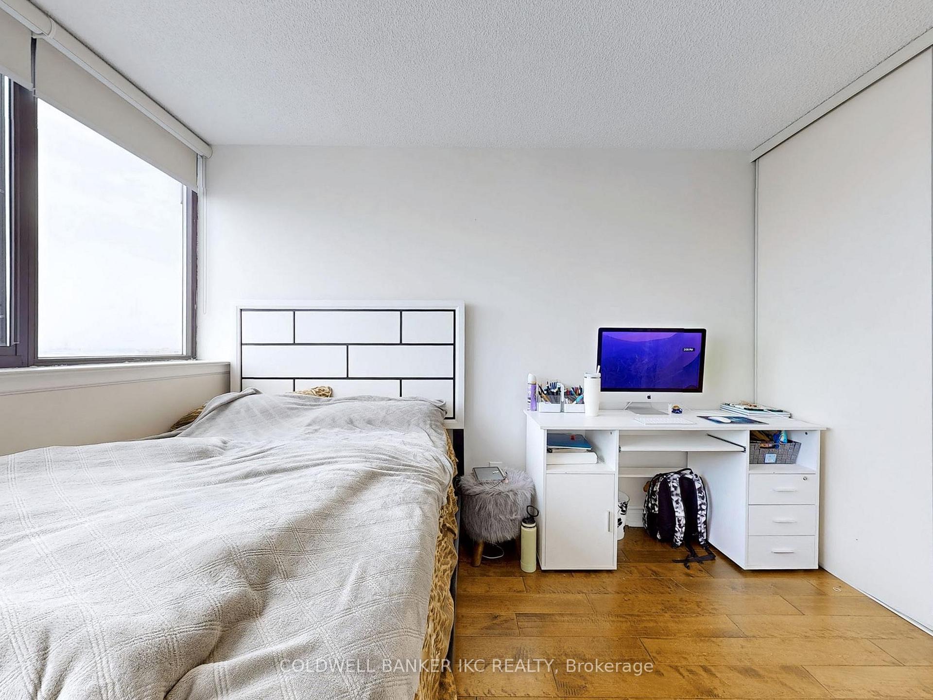 3 Bedrooms Condo at 4235 Sherwoodtowne, Mississauga For sale