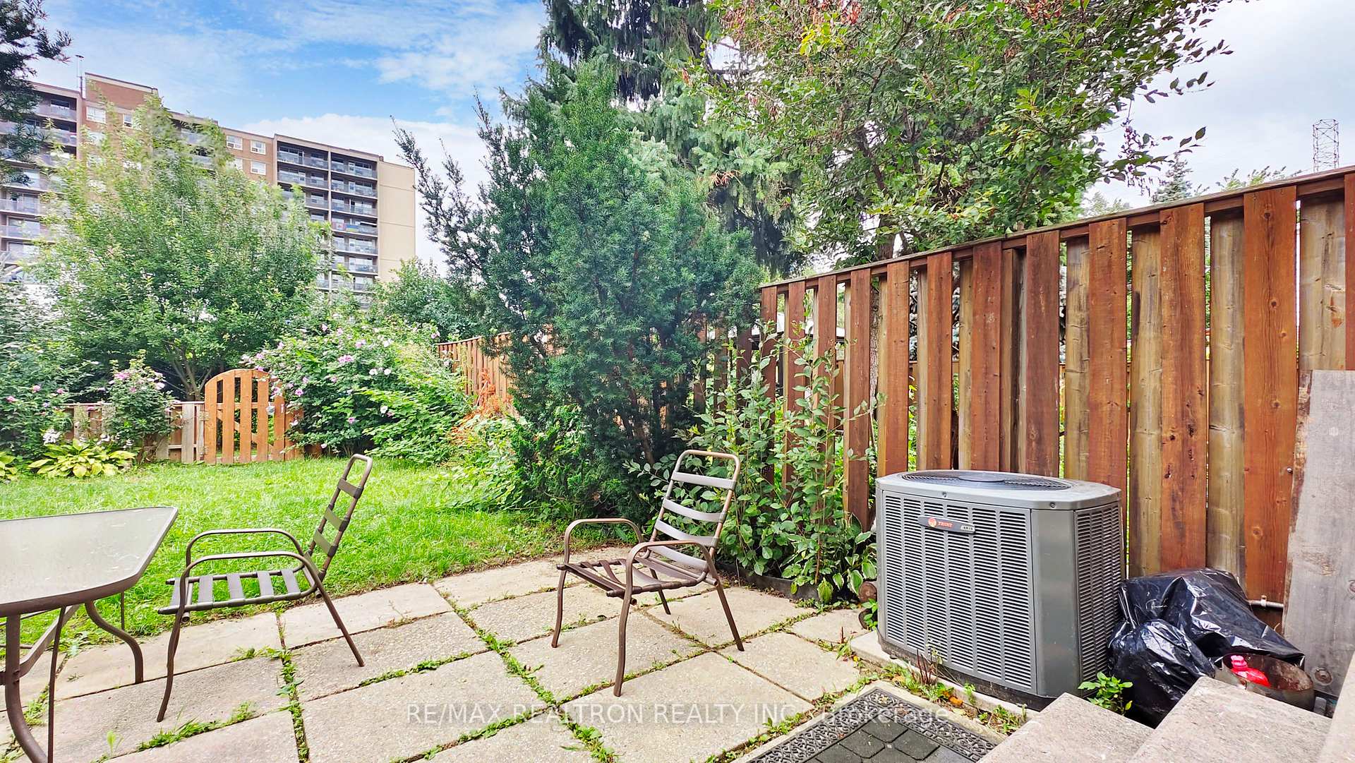 3 Bedrooms Condo at 1894 Kirkwall, Mississauga For sale