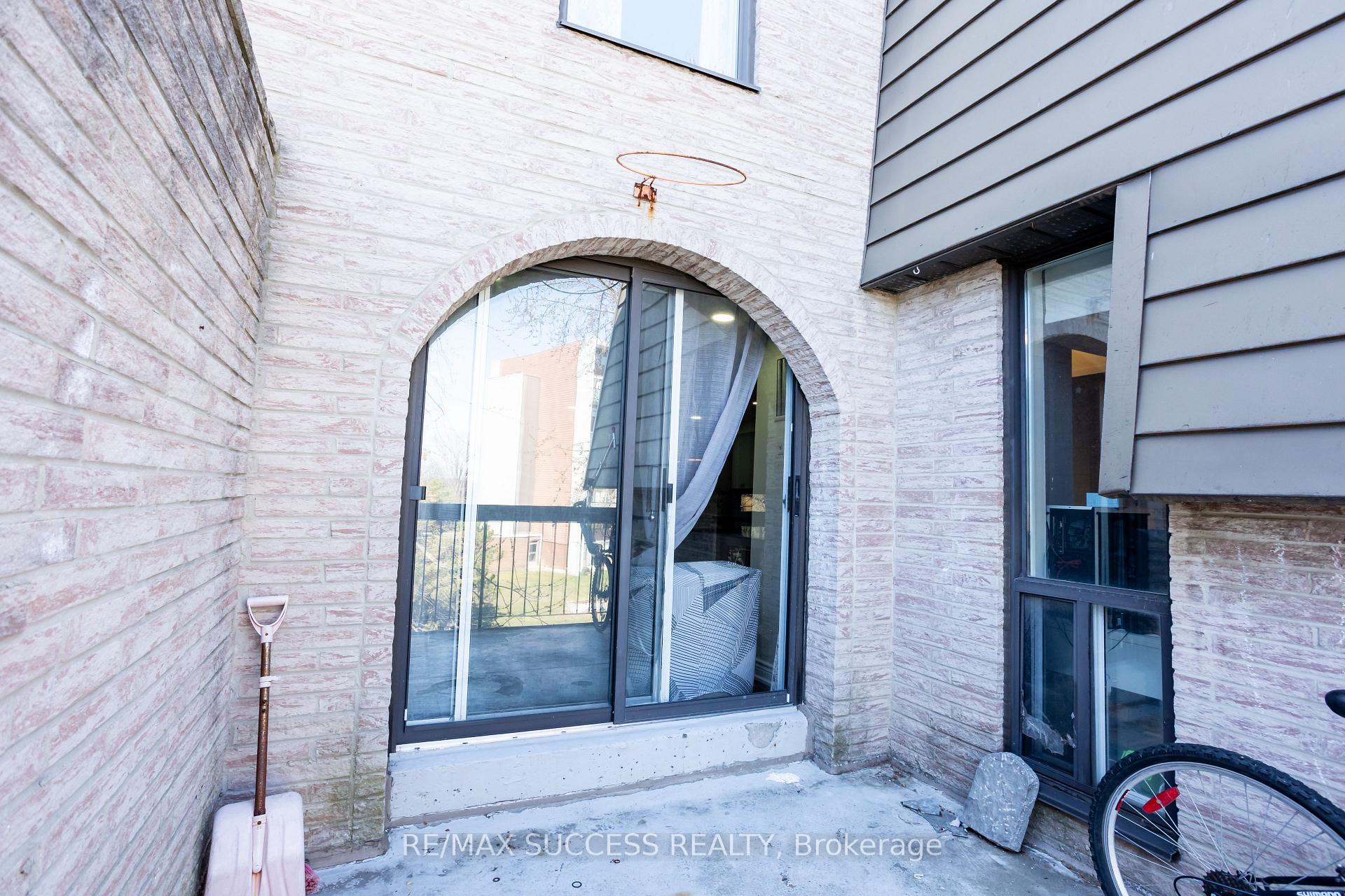 3 Bedrooms Condo at 2095 Roche, Mississauga For sale