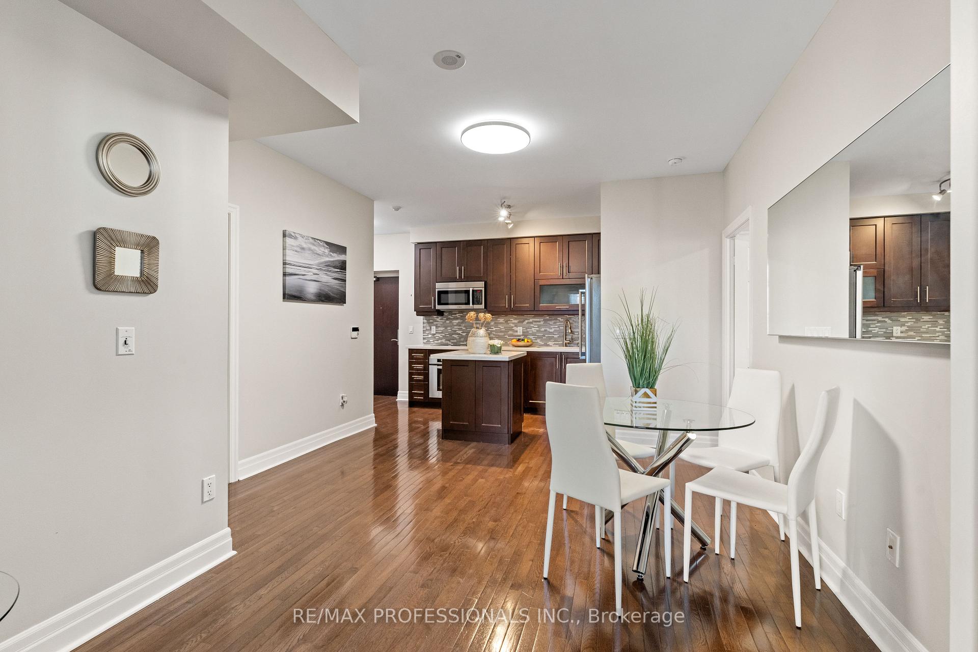 2 Bedrooms Condo at 35 Balmuto,  Toronto For sale