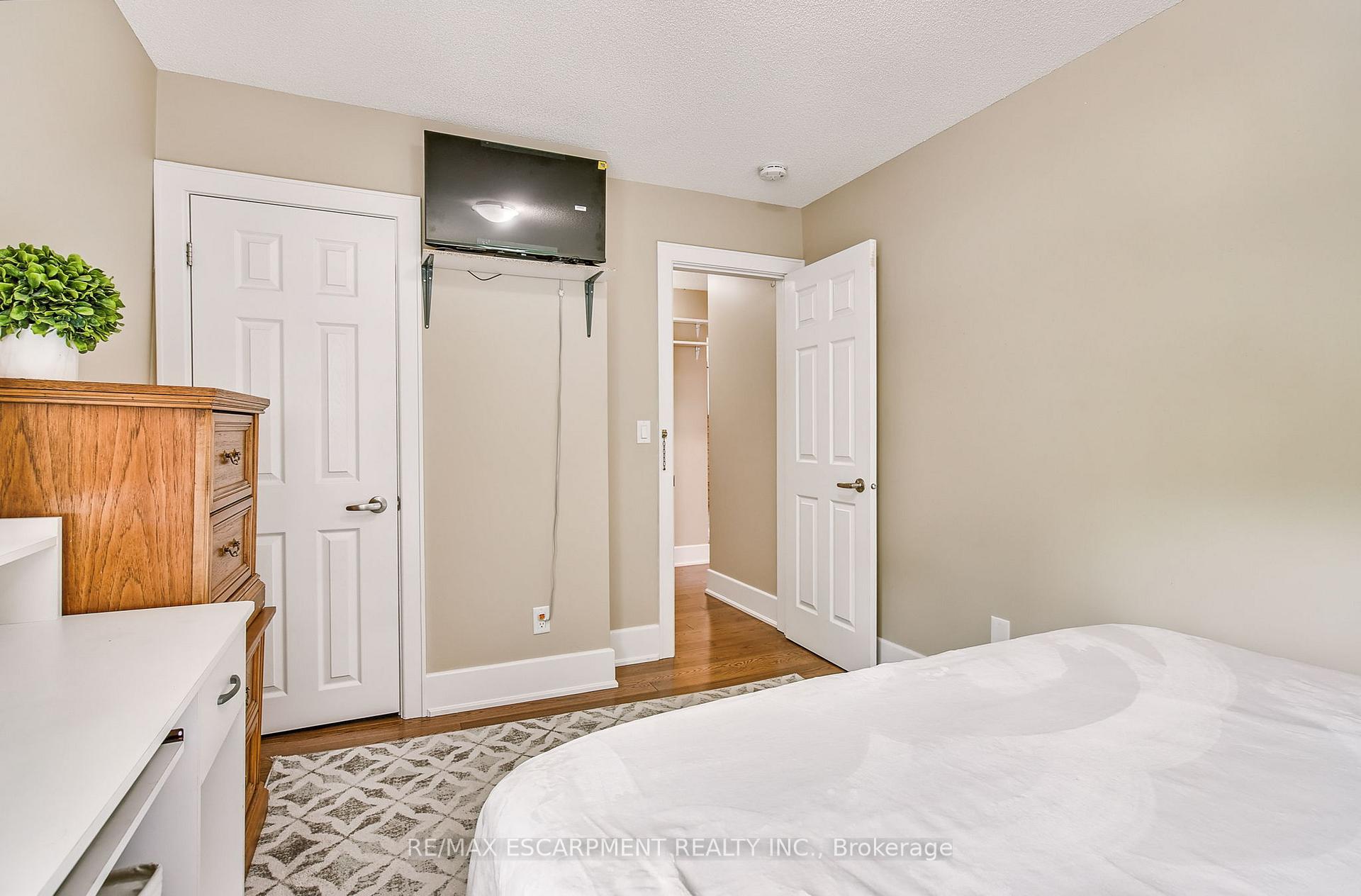 2 Bedrooms Condo at 25 Mountwood, Hamilton For sale