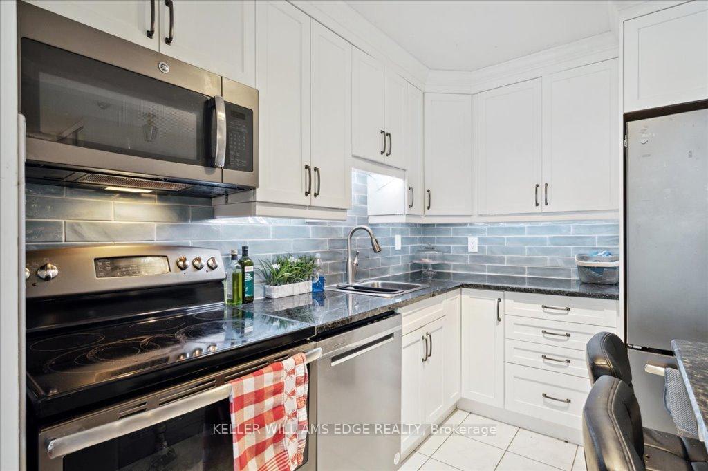 2 Bedrooms Condo at 1270 Maple Crossing, Burlington For sale