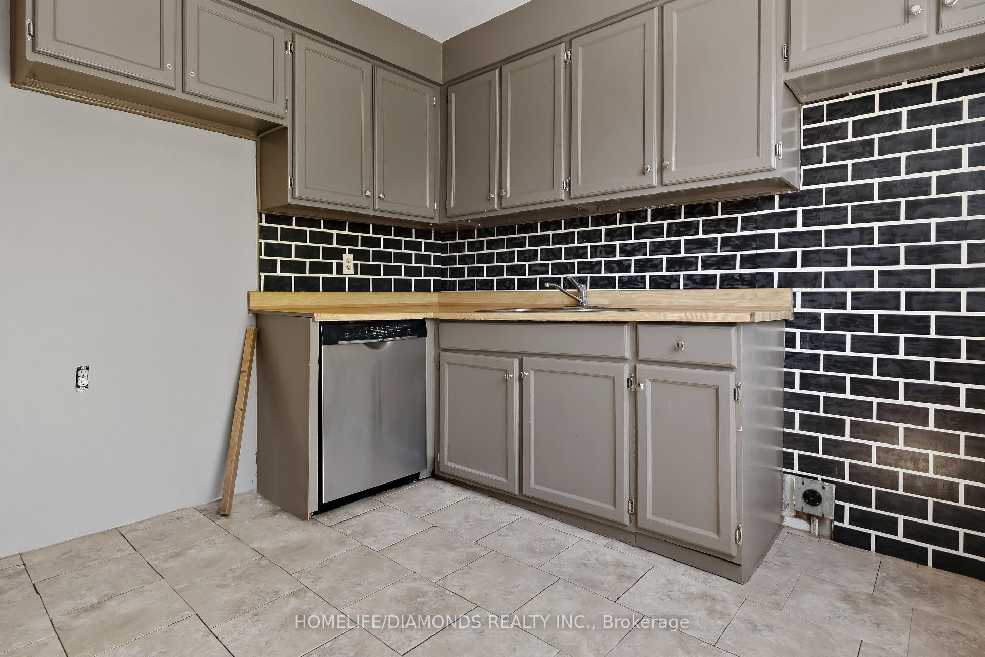 3 Bedrooms Condo at 262 KENORA, Hamilton For sale