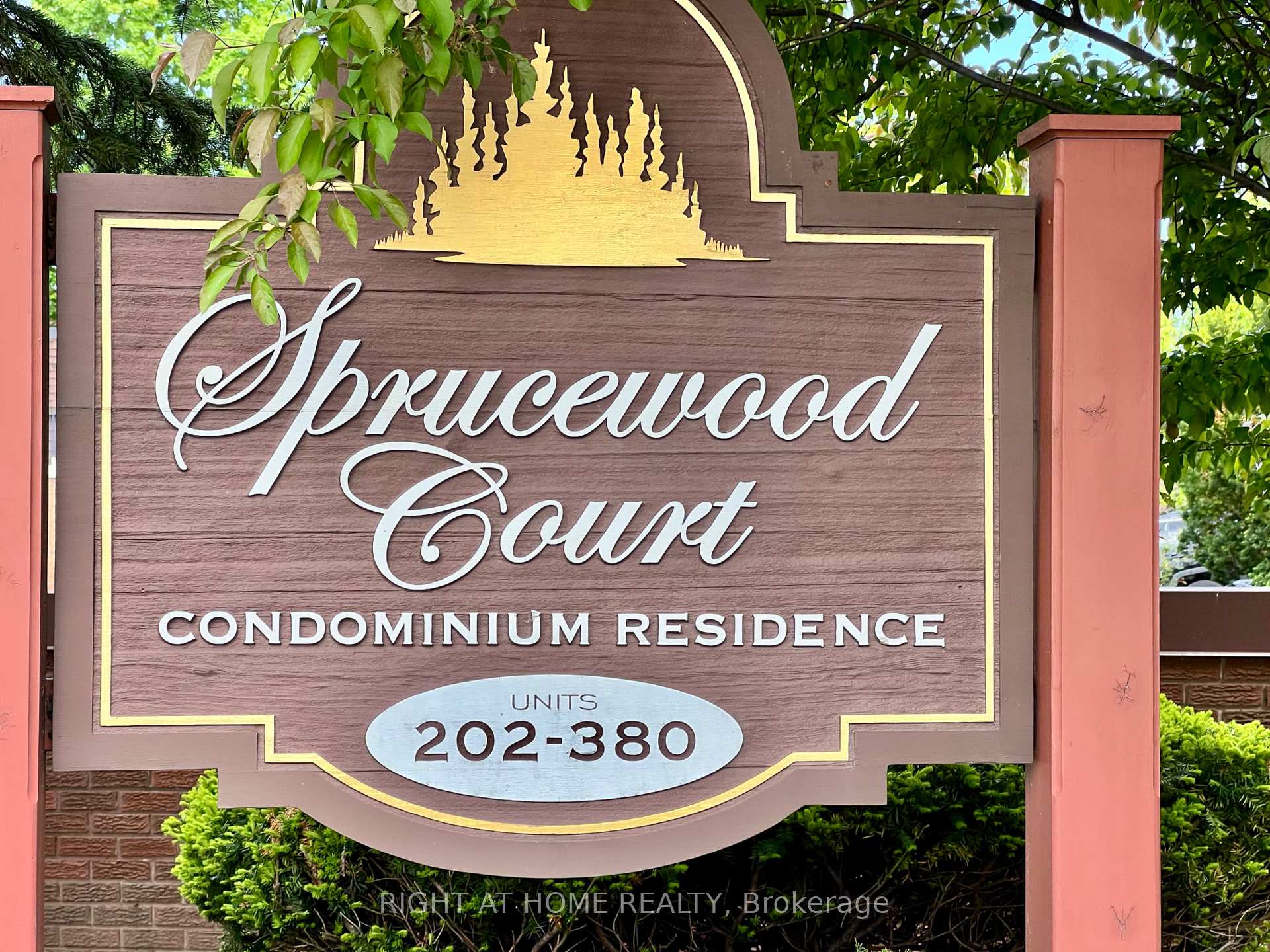 4 Bedrooms Condo at 286 Sprucewood, Toronto For sale