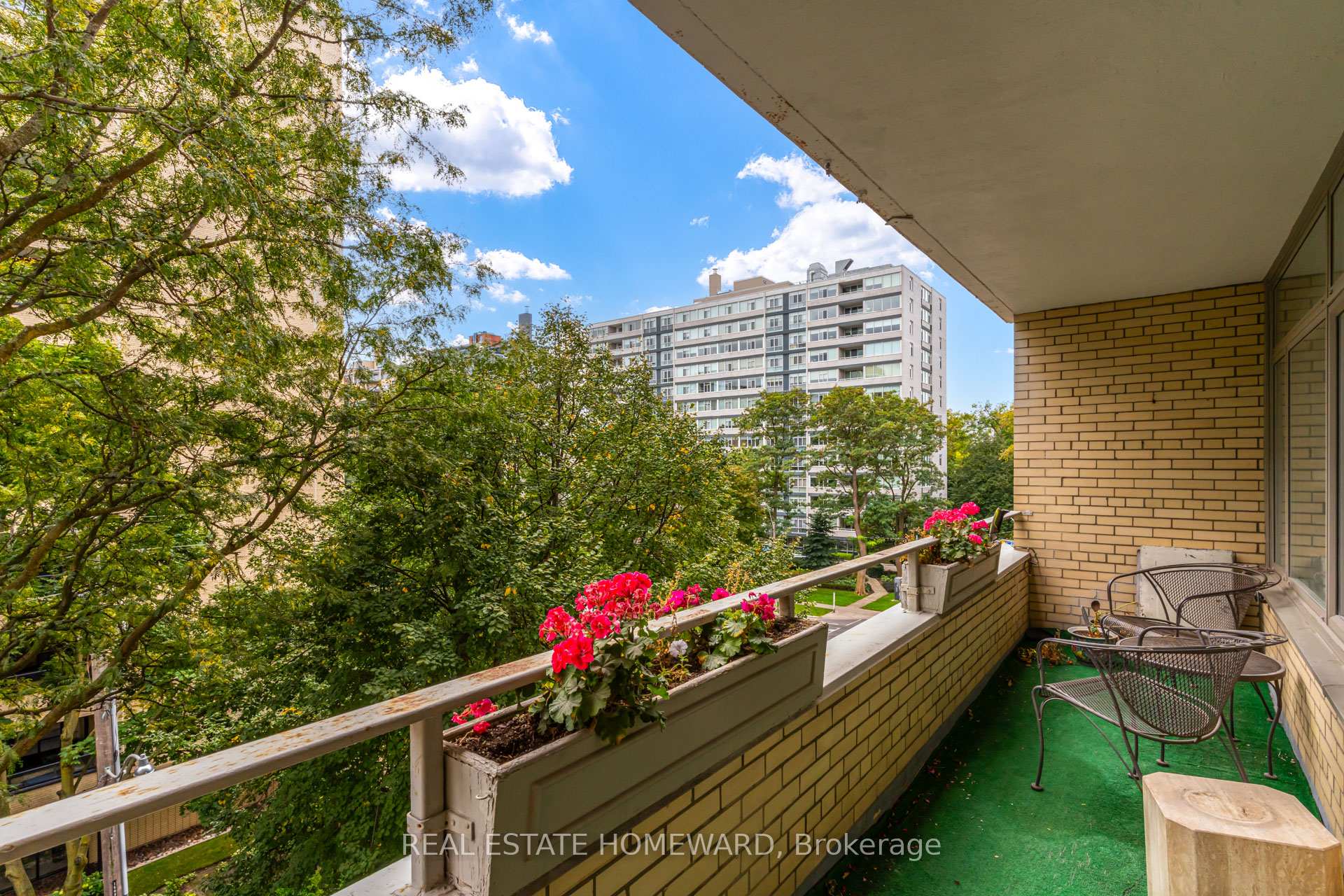 2 Bedrooms Co-op at 581 Avenue, Toronto For sale
