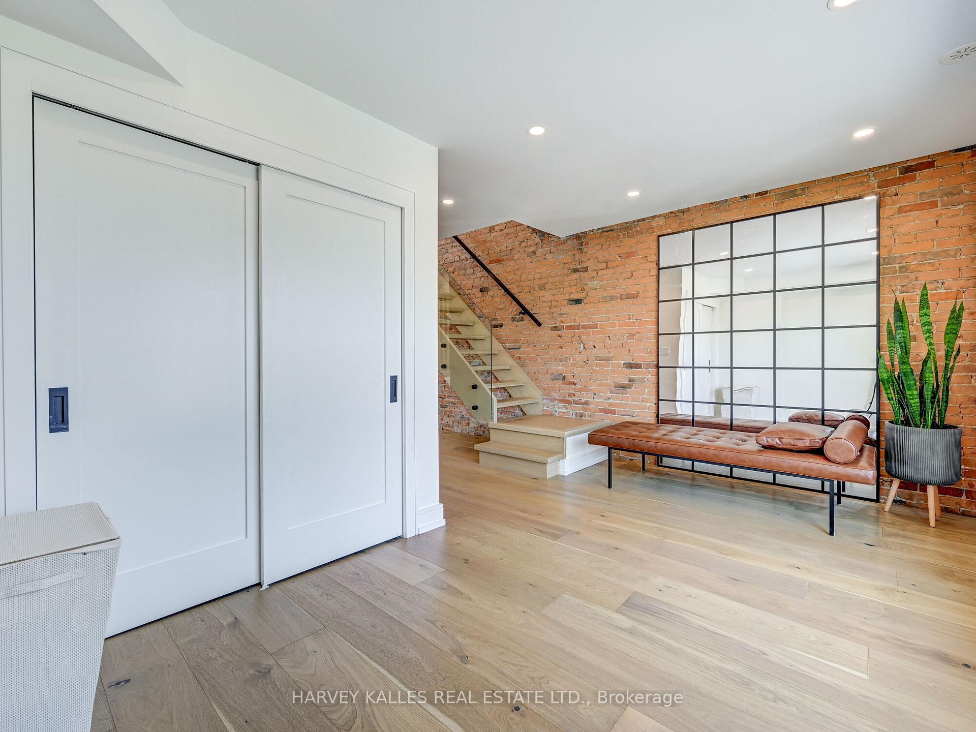 885 Dundas Street W Upper