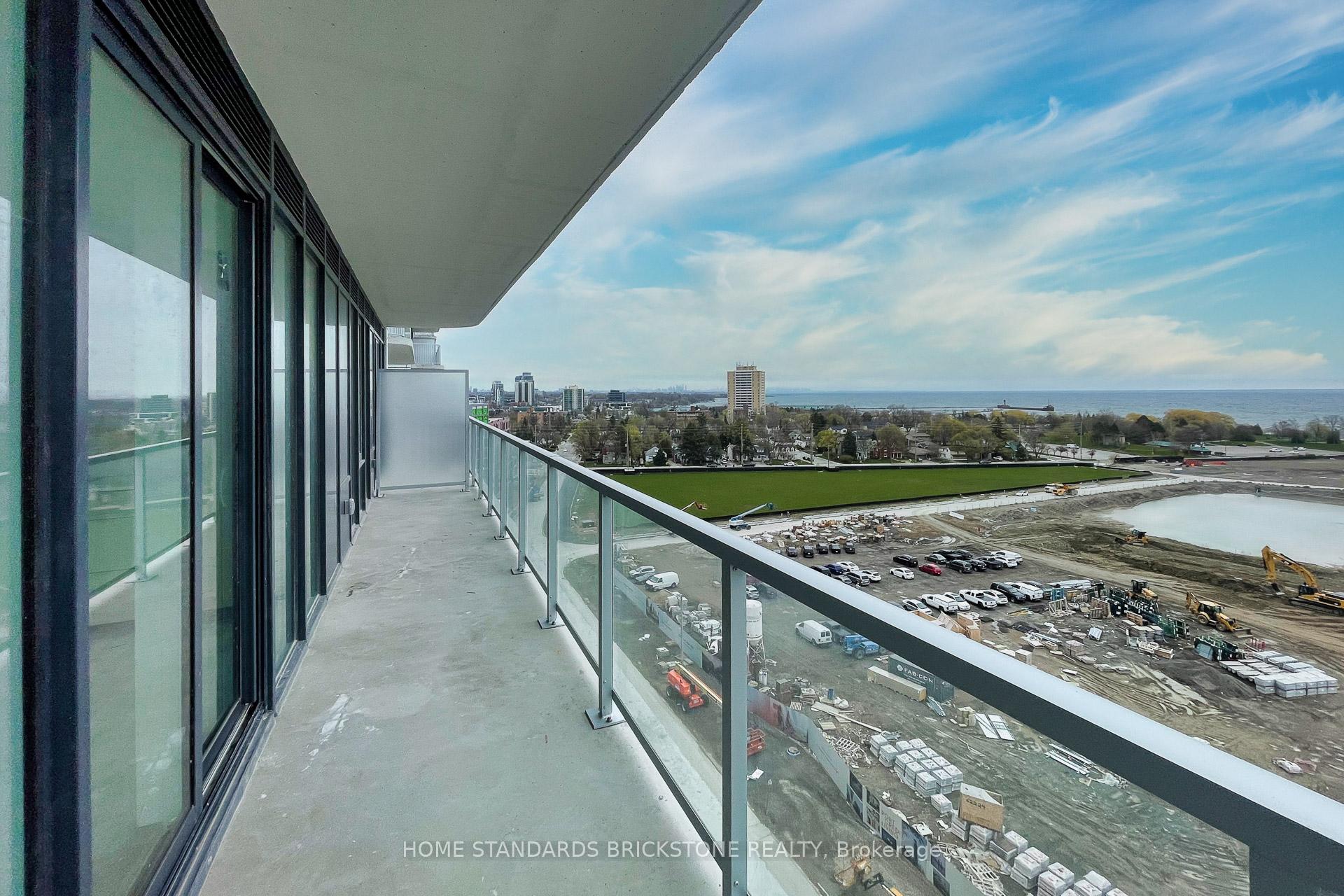 3 Bedrooms Condo at 220 Missinnihe, Mississauga For sale