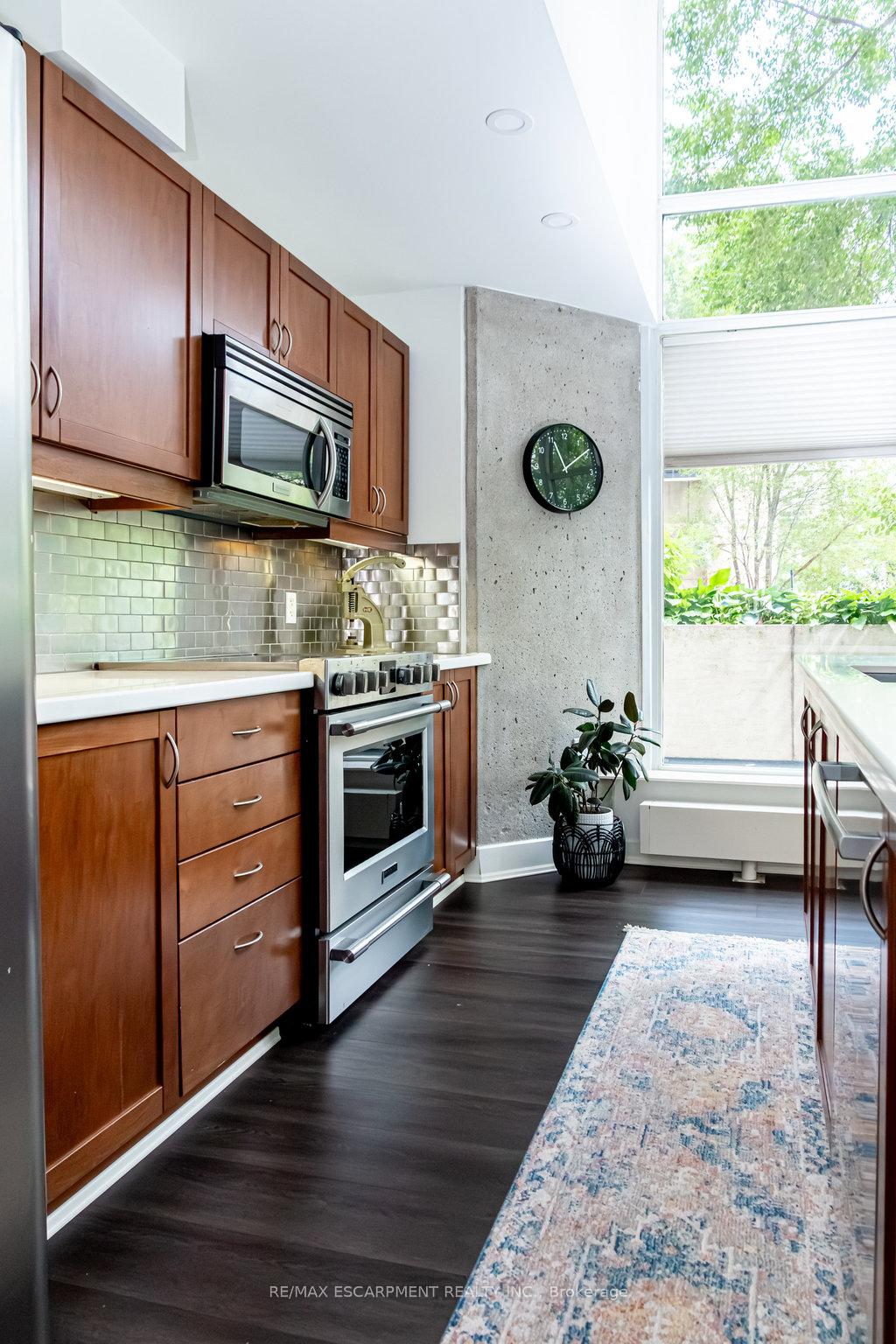 2 Bedrooms Condo at 66 Bay, Hamilton For sale