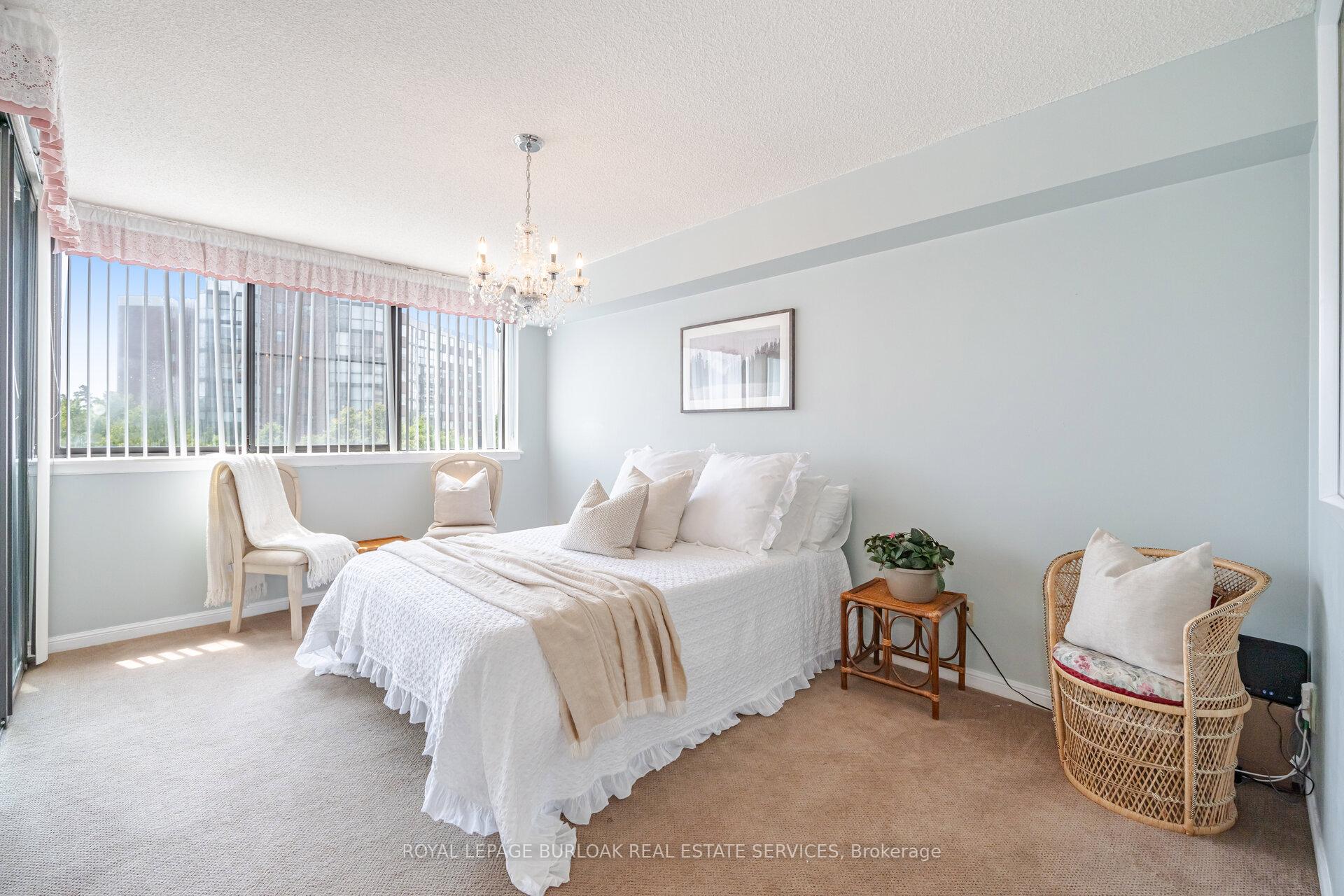 2 Bedrooms Condo at 1230 Marlborough, Oakville For sale