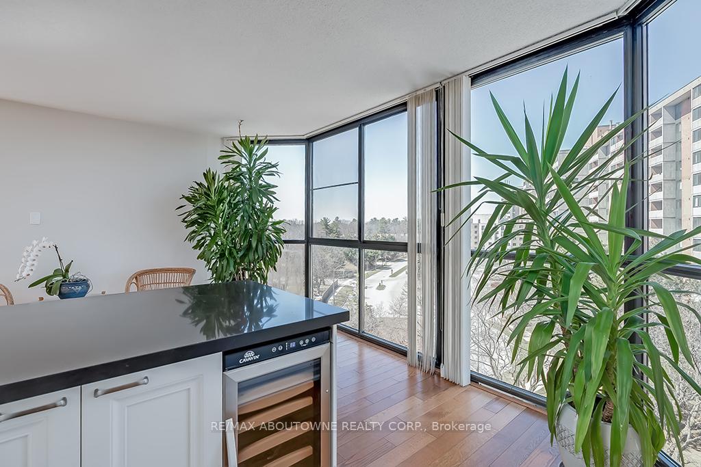 2 Bedrooms Condo at 1230 Marlborough,  Oakville For sale