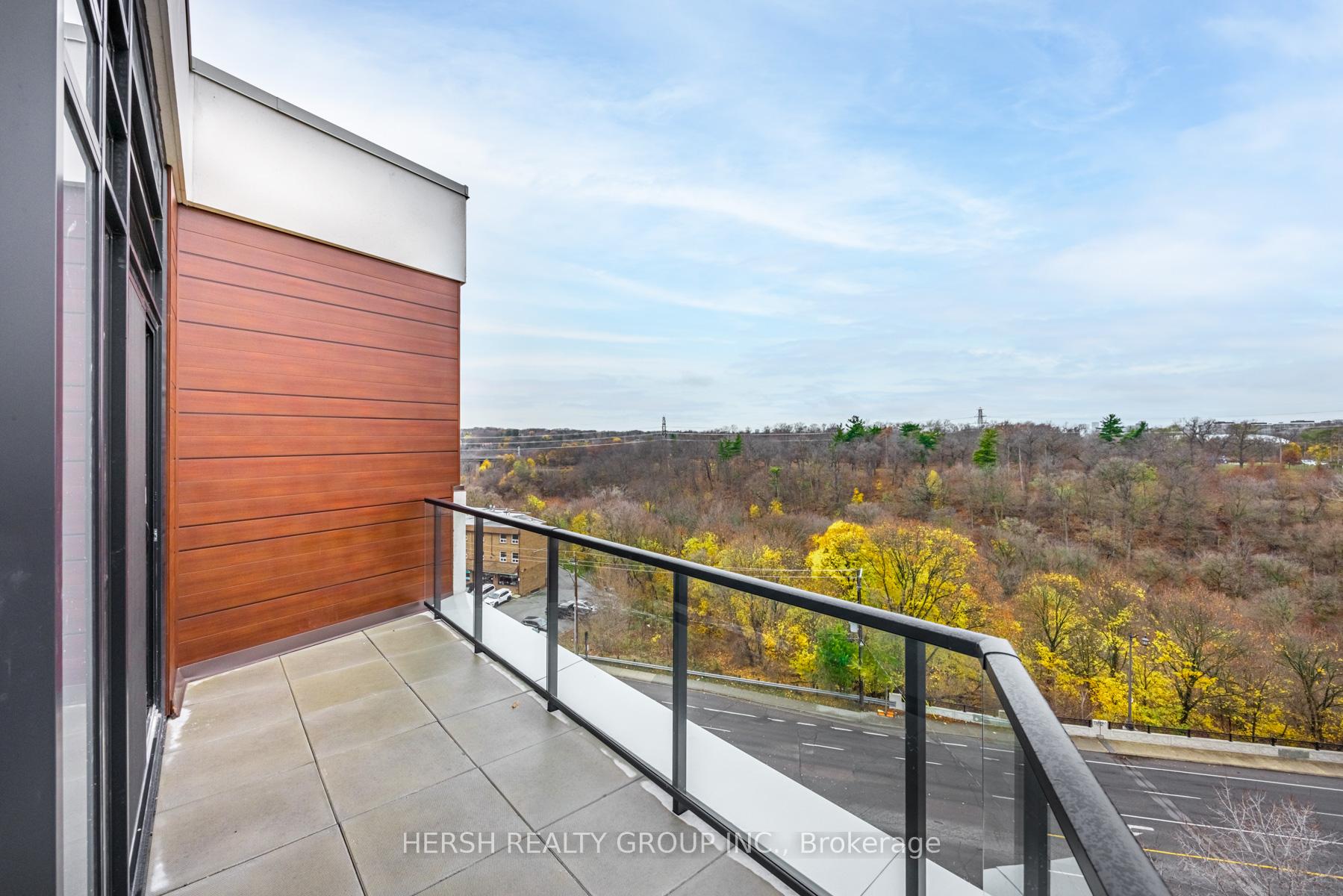 2 Bedrooms Condo at 160 Kingsway, Toronto For sale
