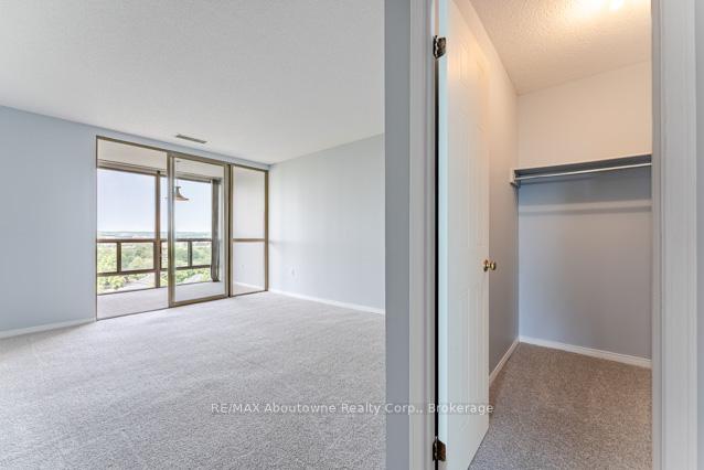 2 Bedrooms Condo at 5080 Pinedale, Burlington For sale