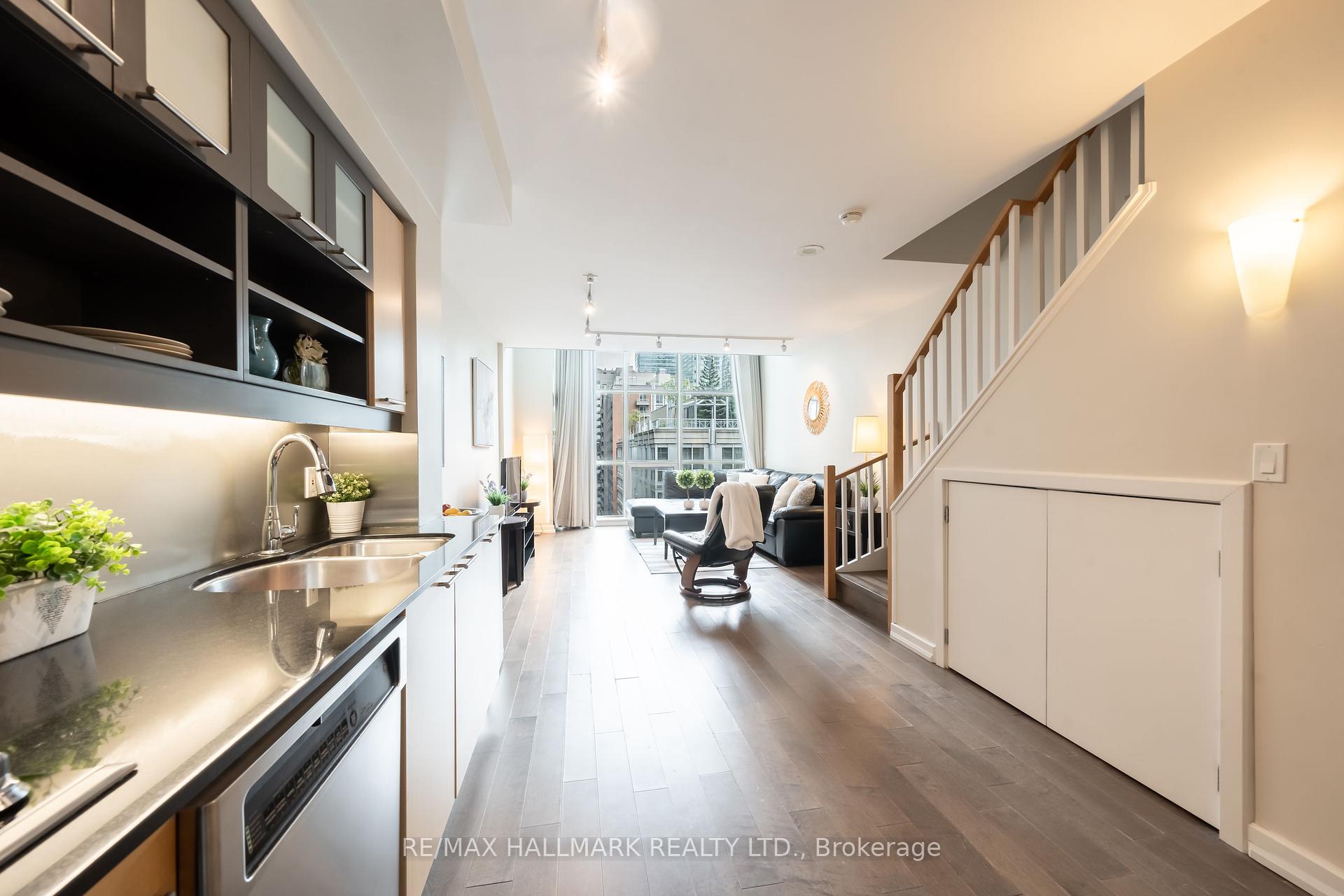 2 Bedrooms Condo at 36 Blue Jays,  Toronto For sale