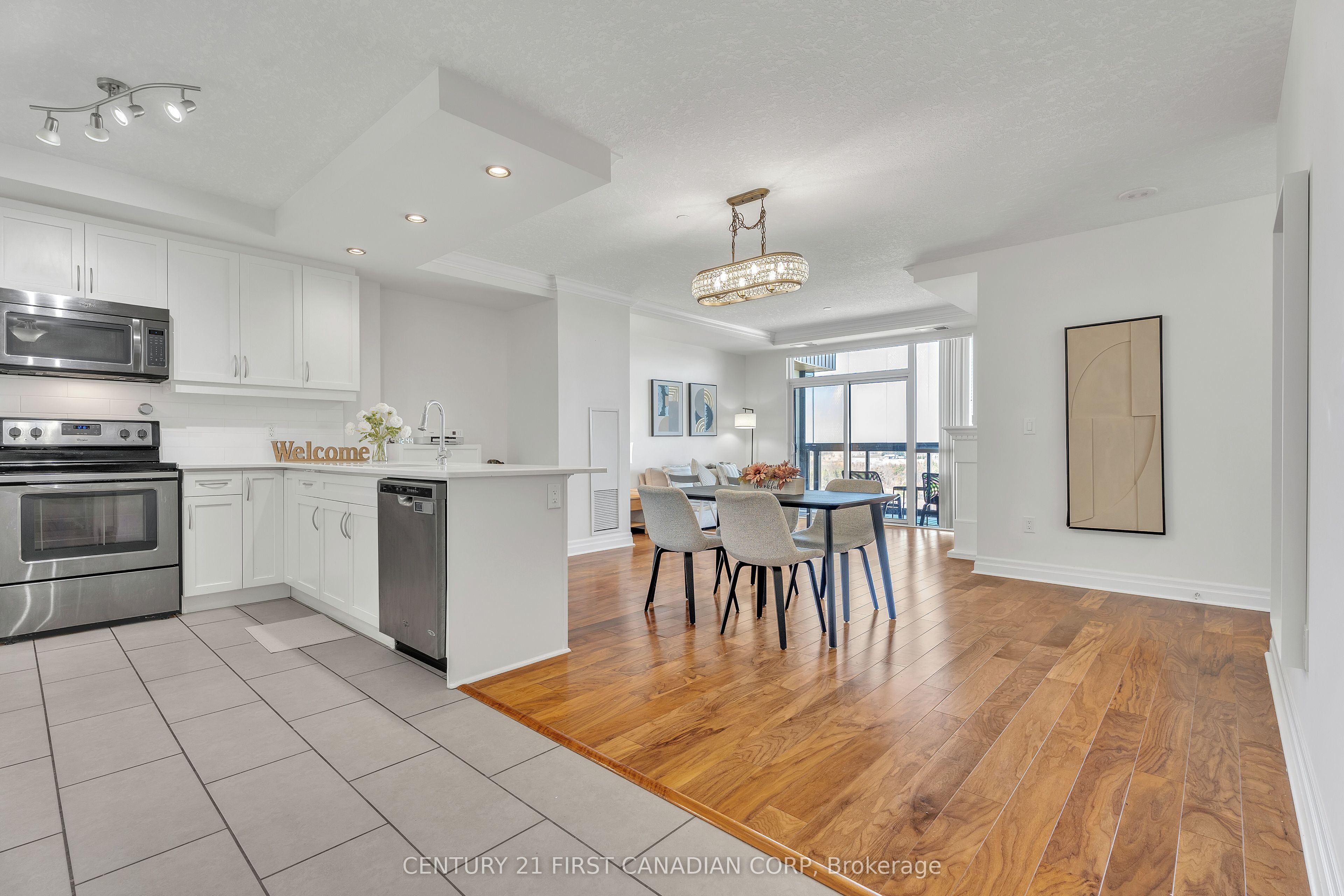240 Villagewalk Boulevard, #812