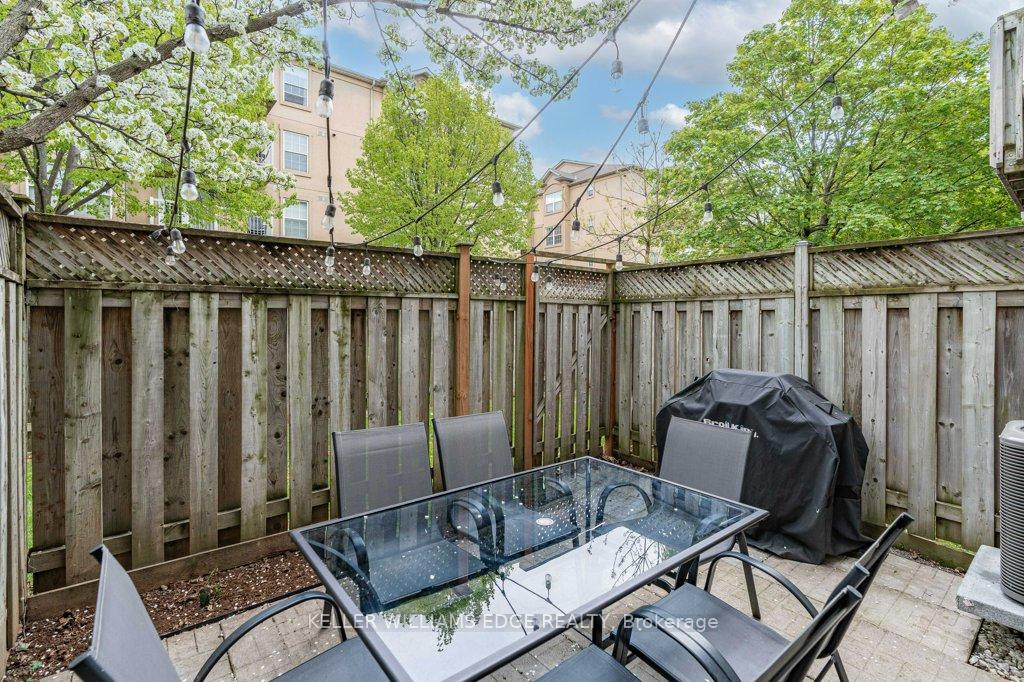 2 Bedrooms Condo at 3480 Upper Middle, Burlington For sale
