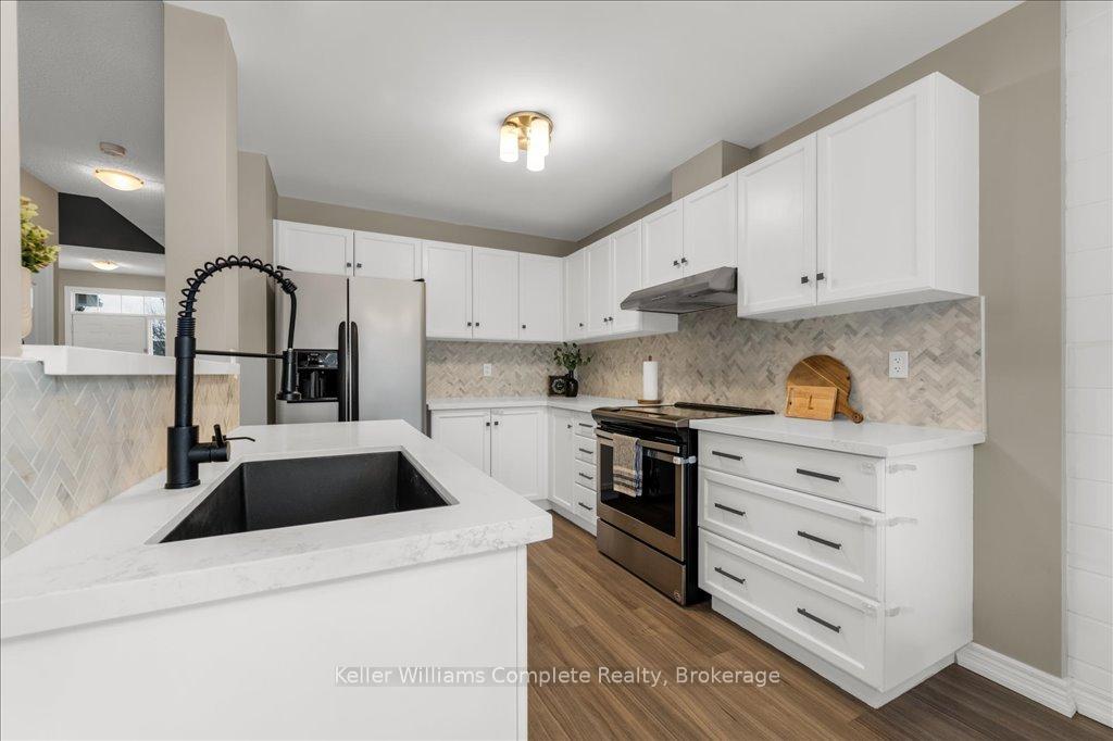 3 Bedrooms Condo at 6 Liddycoat,  Hamilton For sale