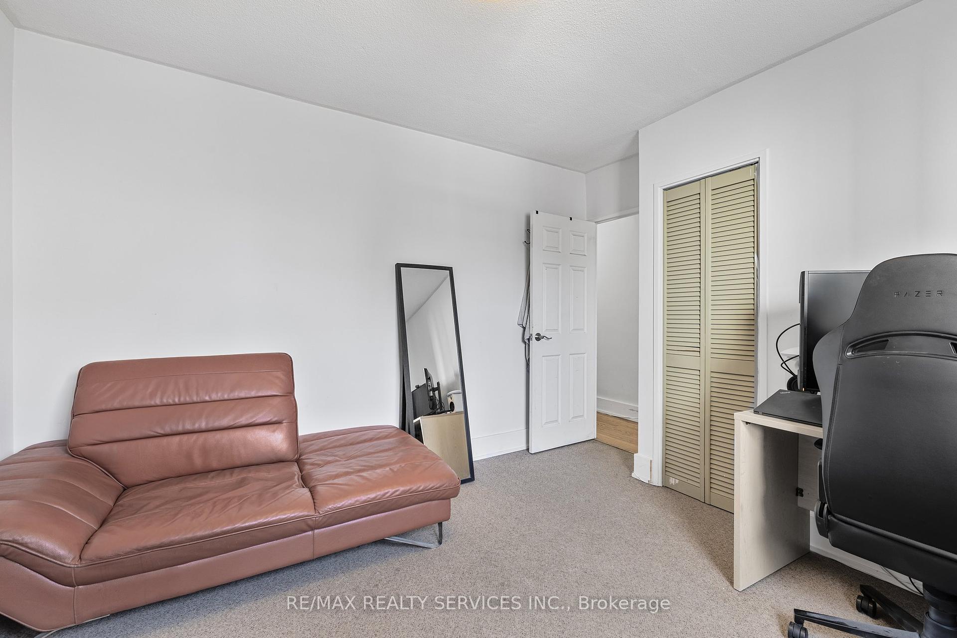 2 Bedrooms Condo at 15 Elizabeth, Mississauga For sale