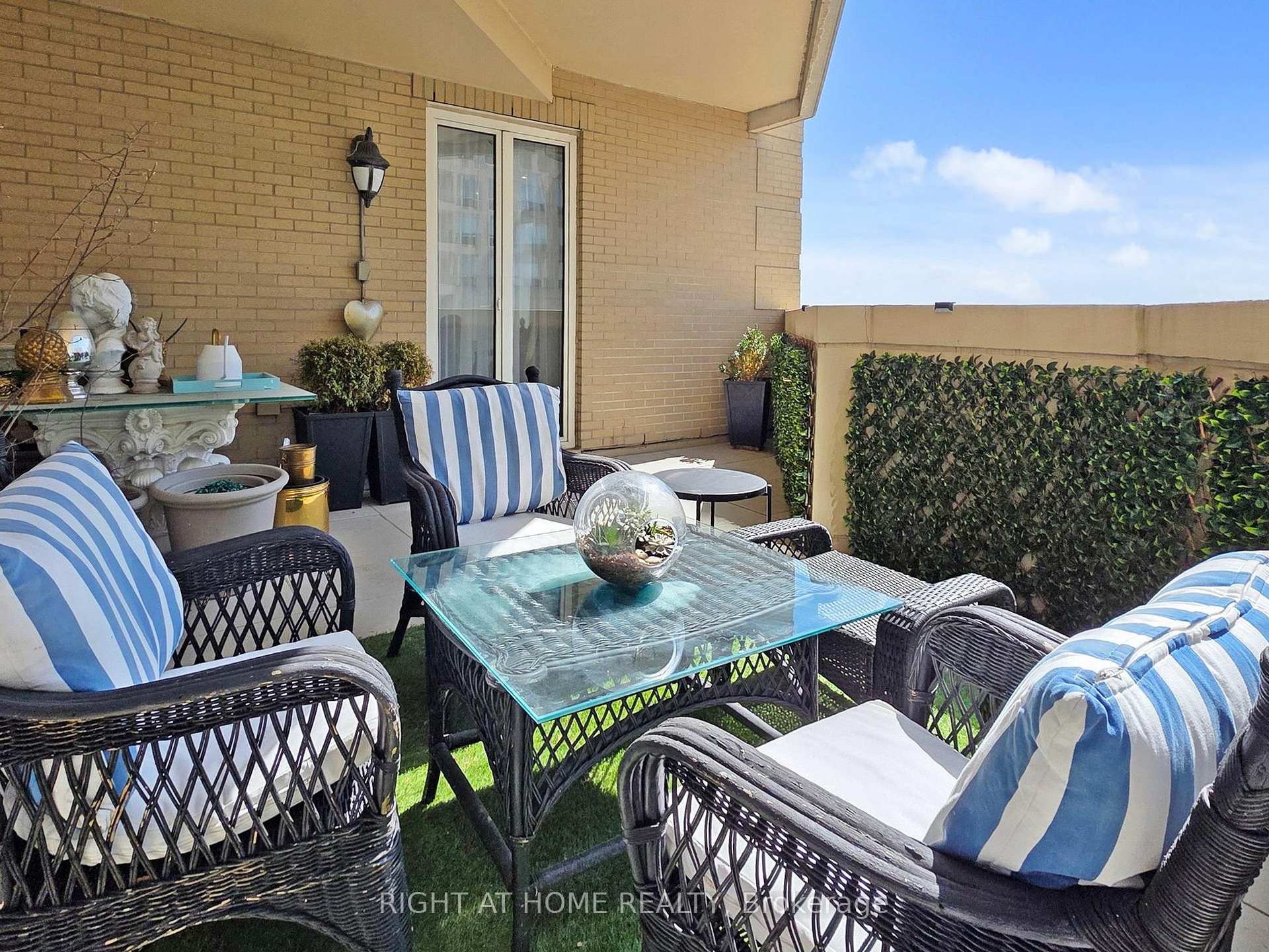 2 Bedrooms Condo at 2287 Lake Shore, Toronto For sale