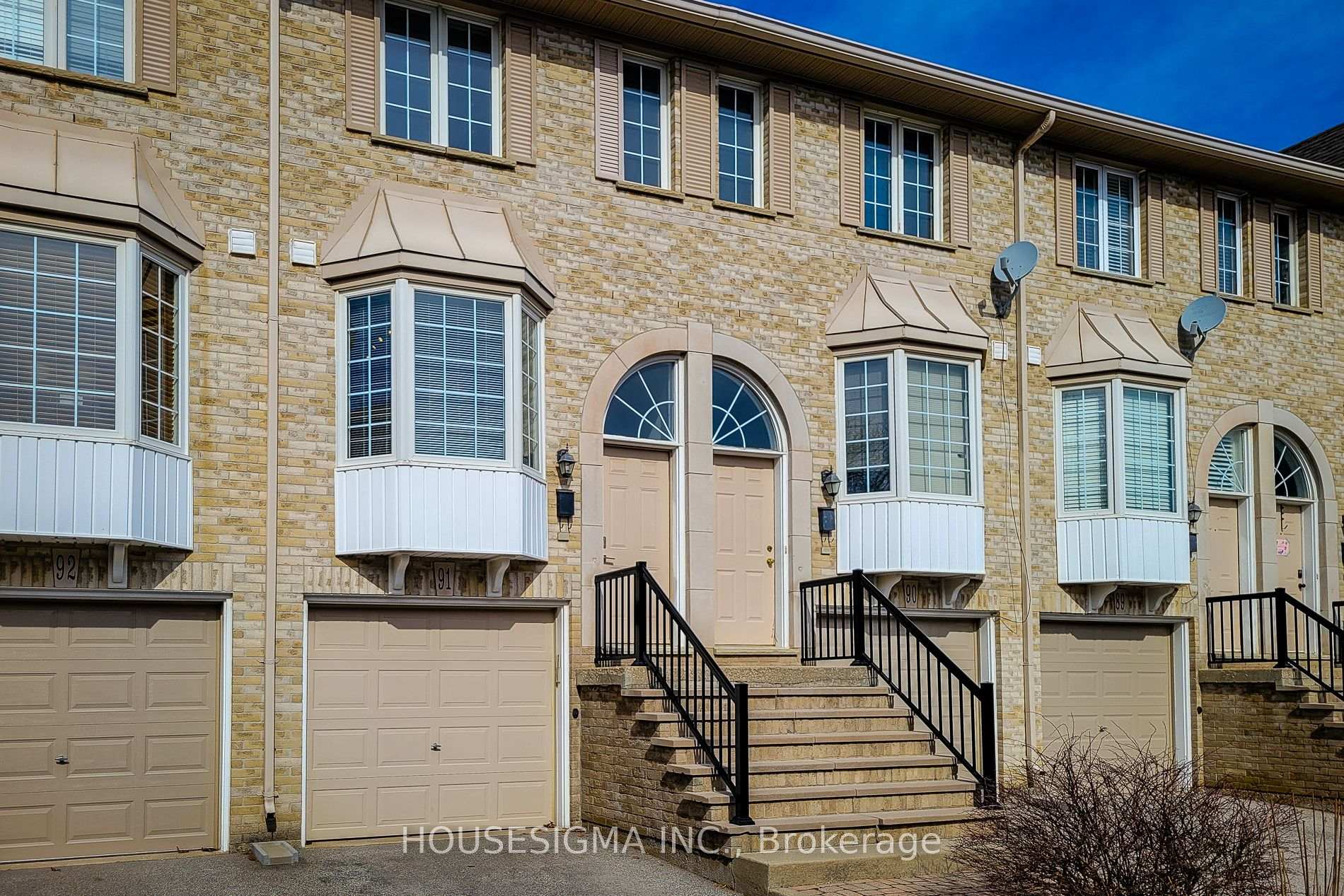 2 Bedrooms Condo at 3480 Upper Middle, Burlington For sale