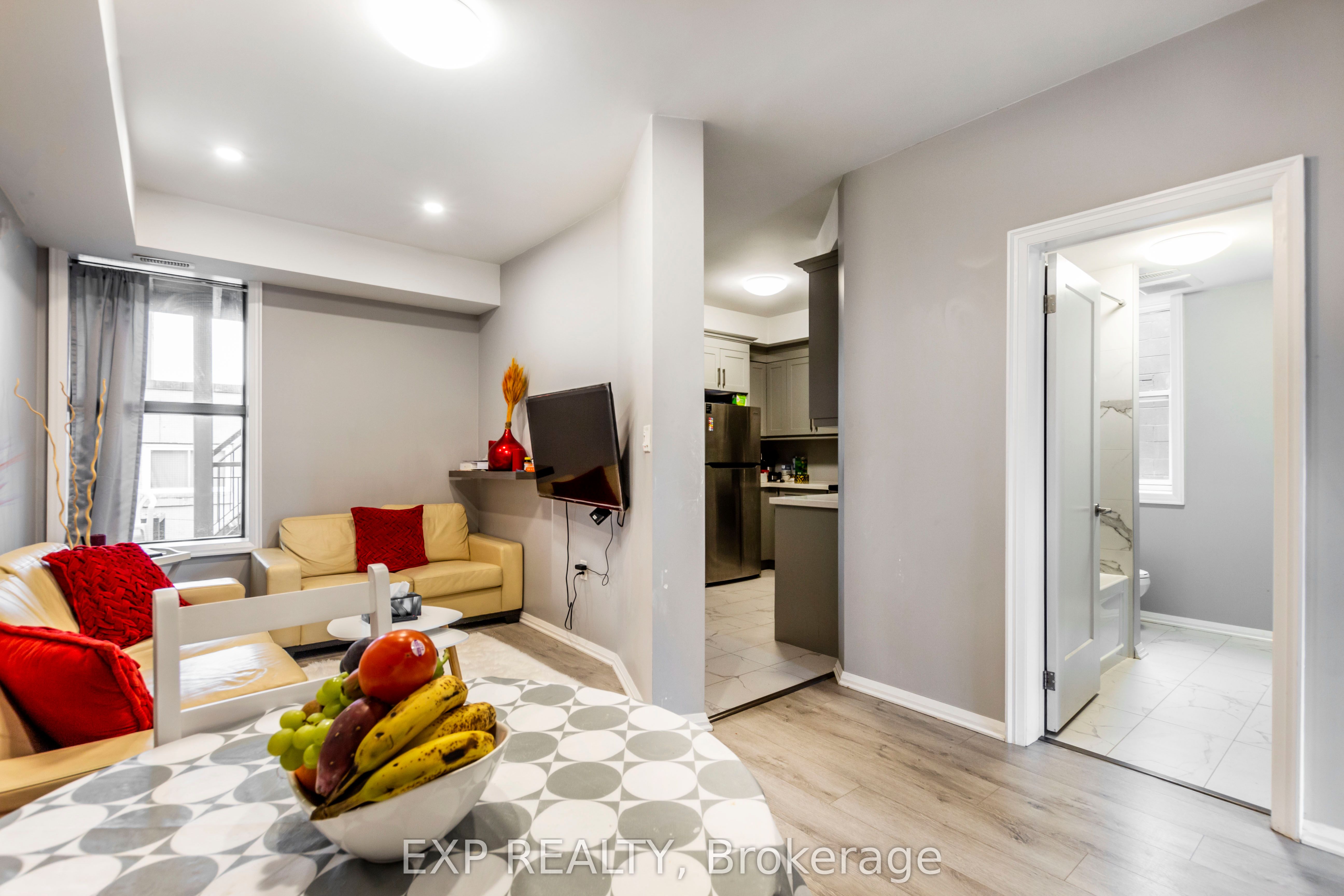144 Wellington Street N, #2