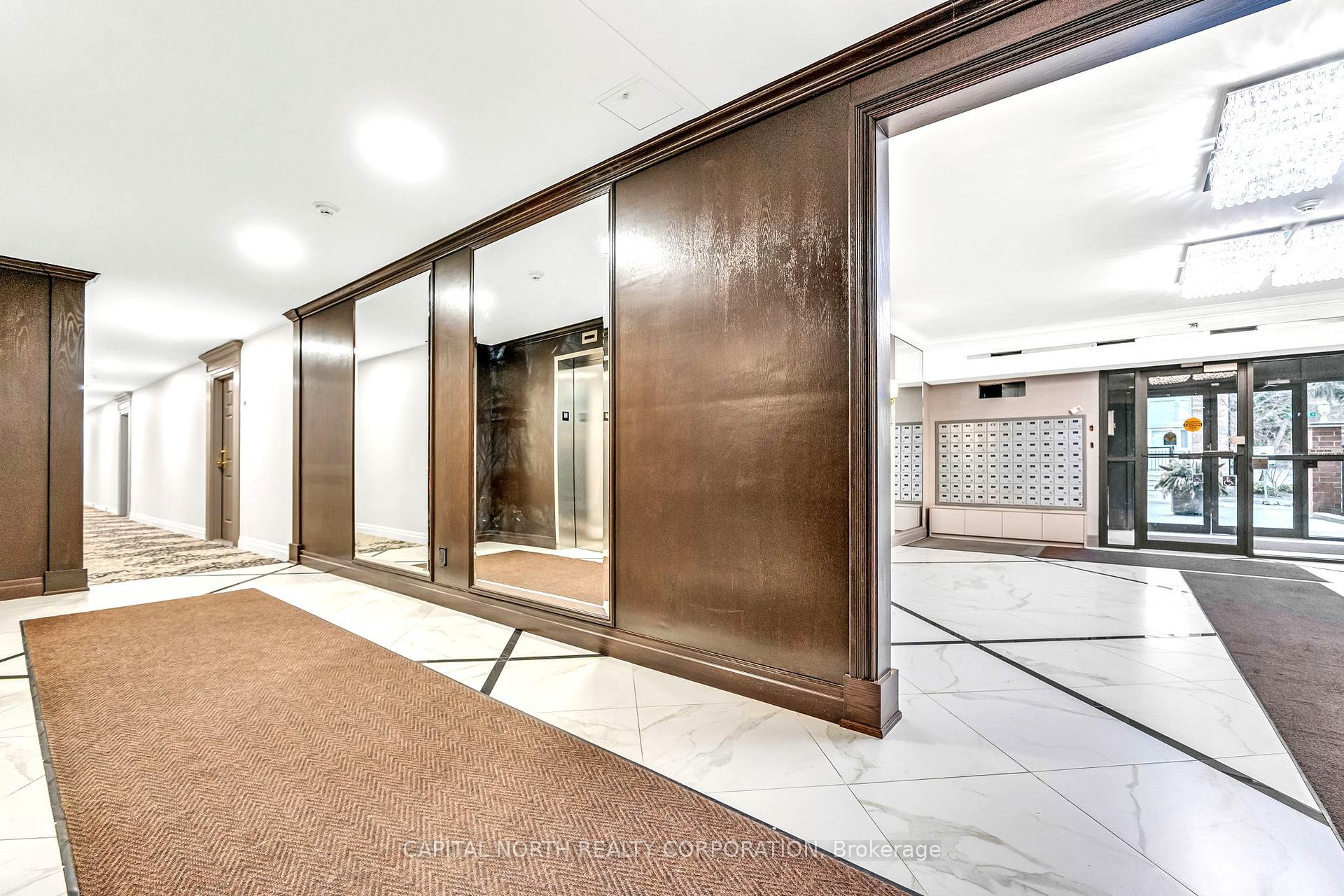 3 Bedrooms Condo at 33 Wallace, Vaughan For sale