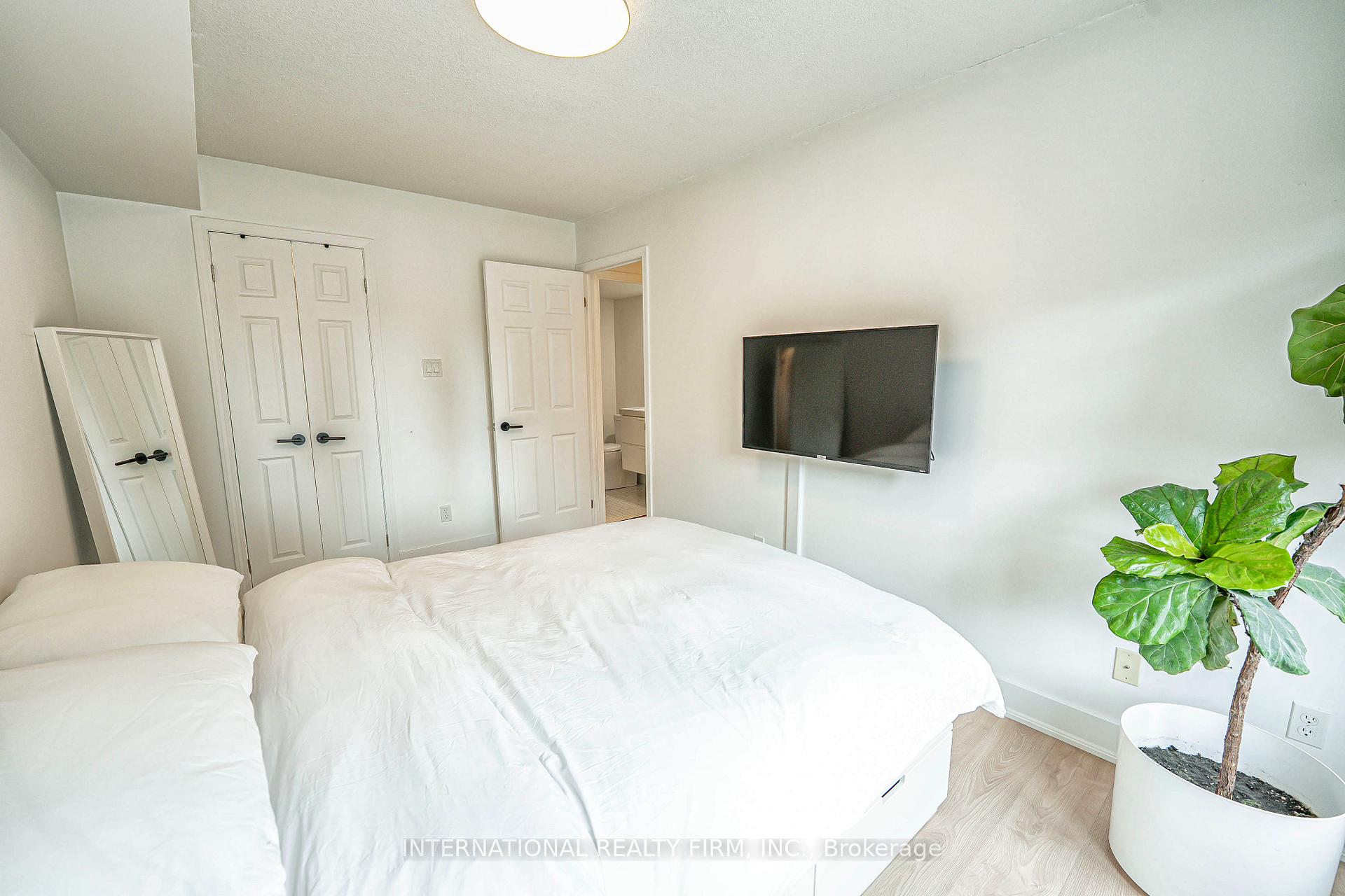 3 Bedrooms Condo at 1 Ruttan, Toronto For sale
