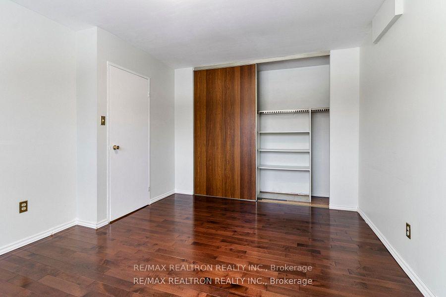 3 Bedrooms Condo at 44 Chester Le, Toronto For sale