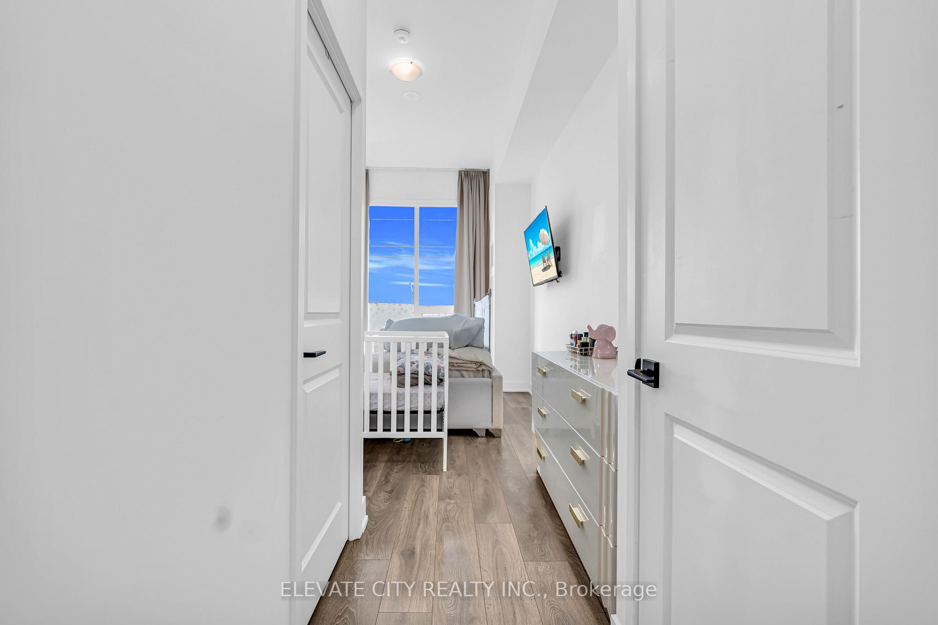 2 Bedrooms Condo at 2489 Taunton, Oakville For sale