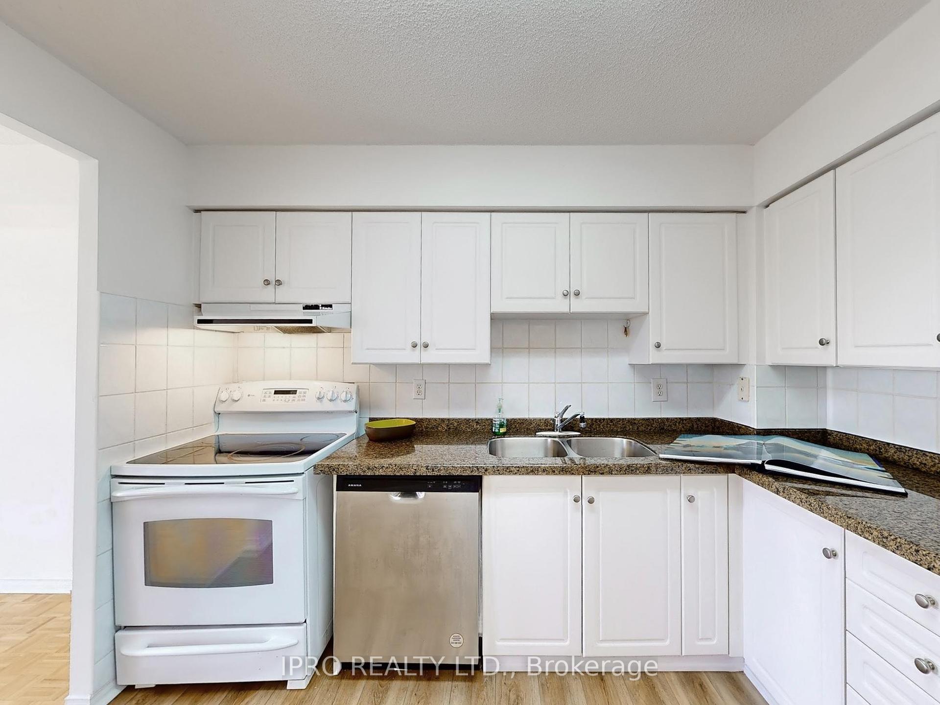 2 Bedrooms Condo at 32 Tannery, Mississauga For sale