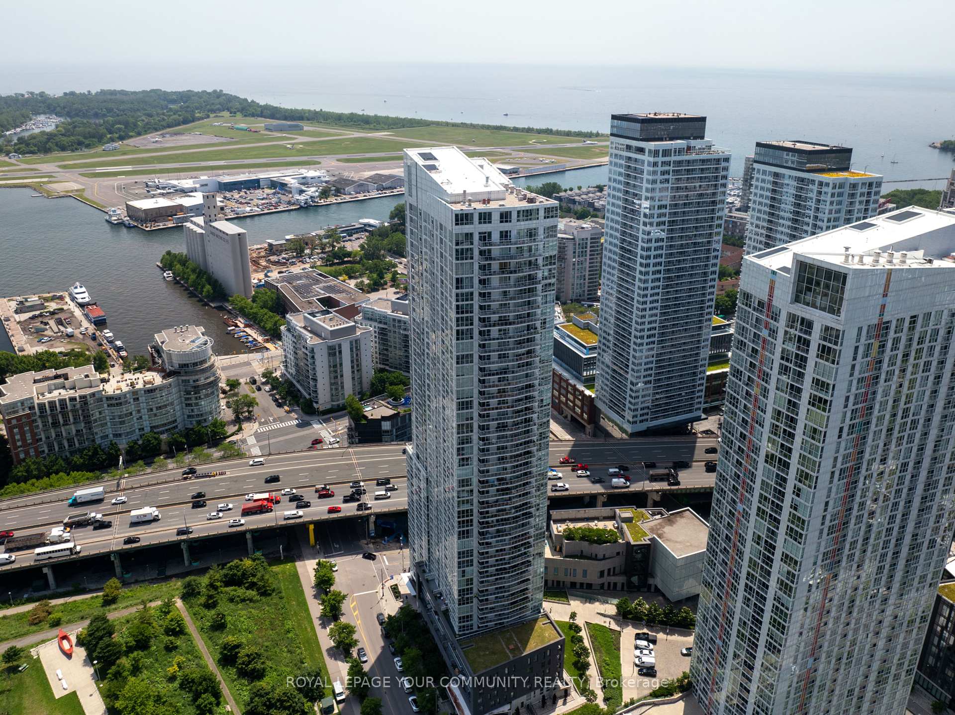 3 Bedrooms Condo at 17 Bathurst, Toronto For sale