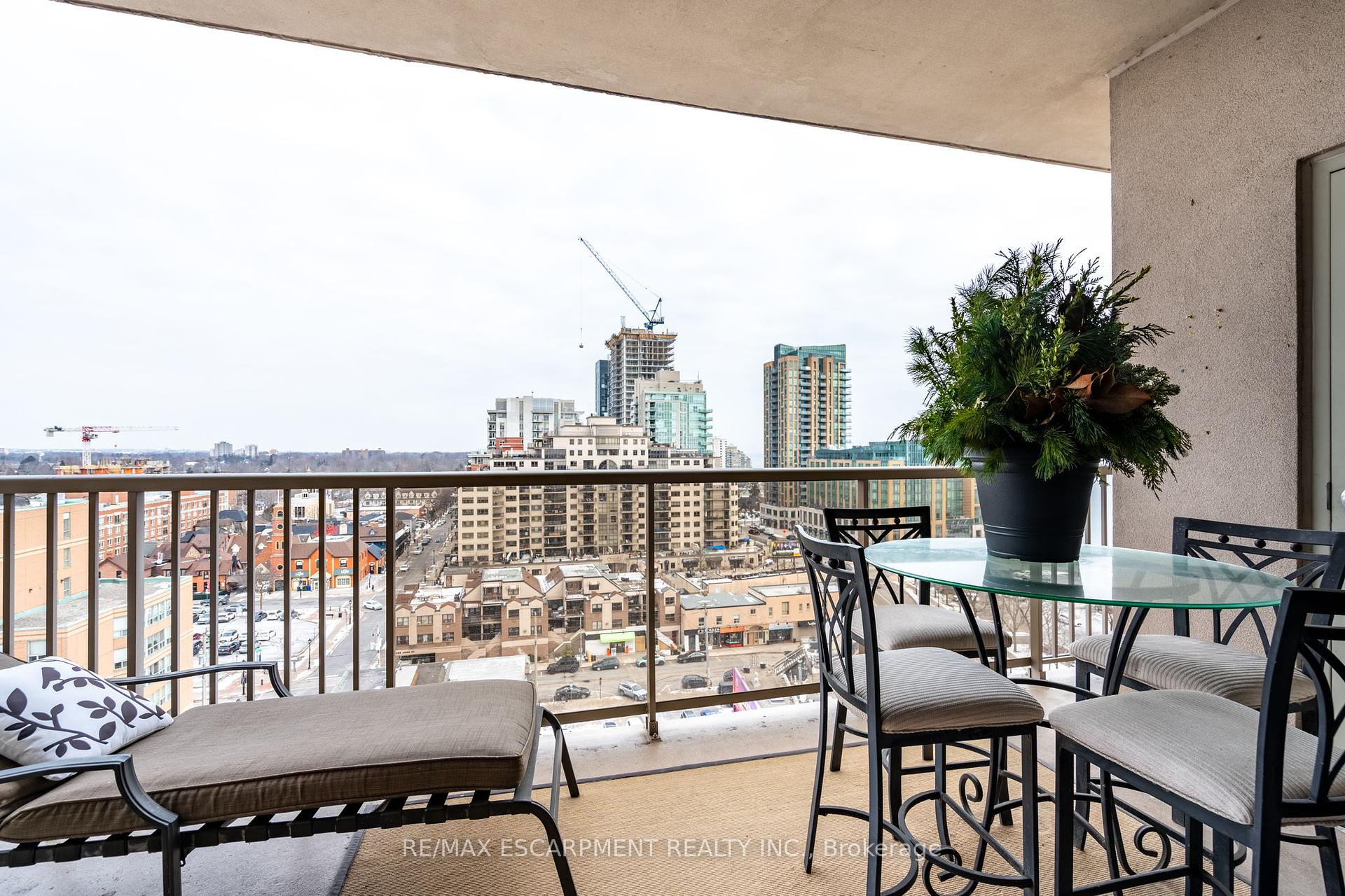 2 Bedrooms Condo at 1477 Lakeshore, Burlington For sale