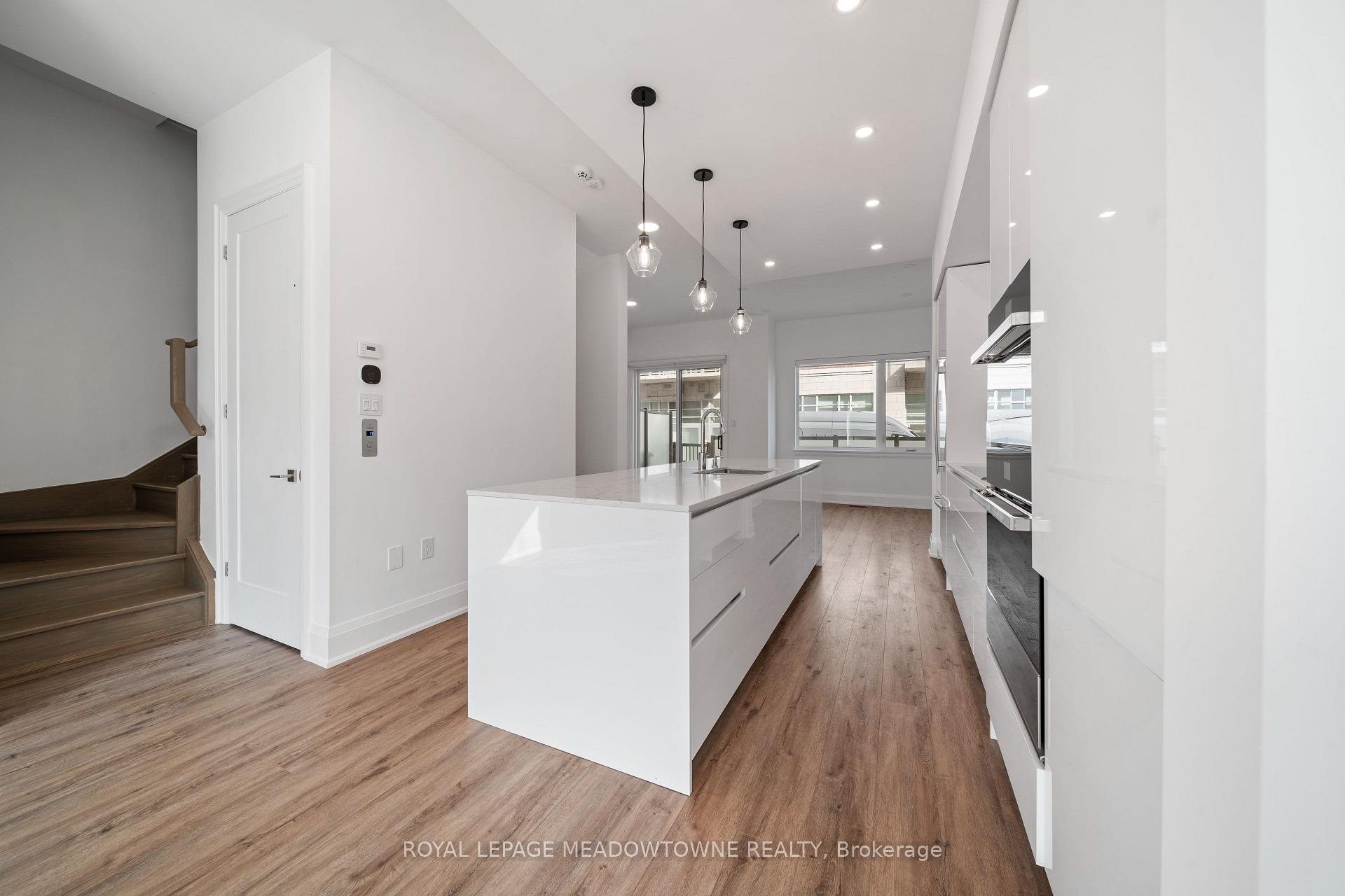 4 Bedrooms Condo at 121 High, Mississauga For sale