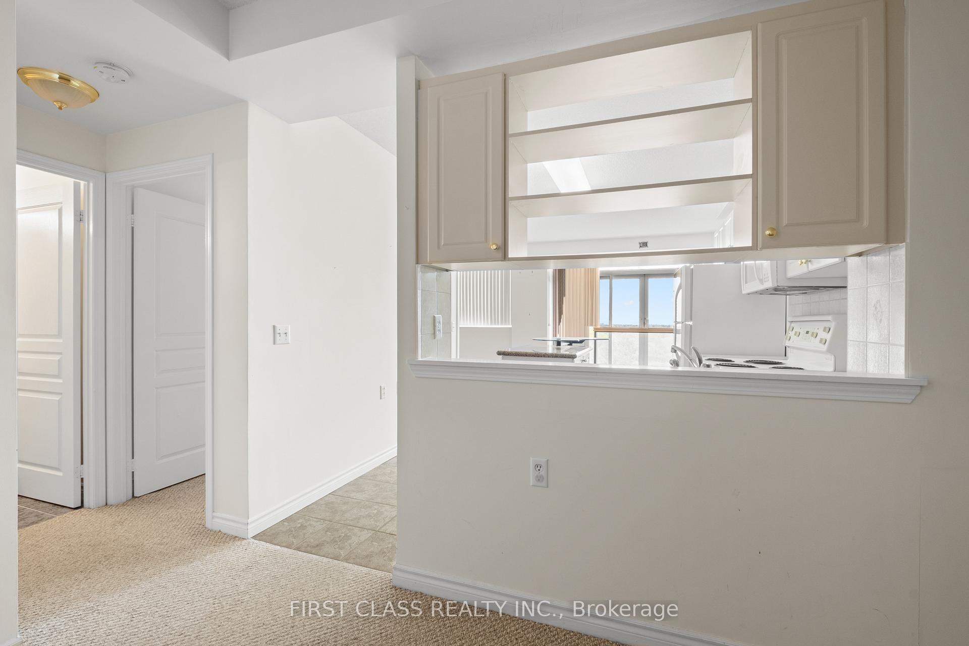 3 Bedrooms Condo at 200 Burnhamthorpe, Mississauga For sale