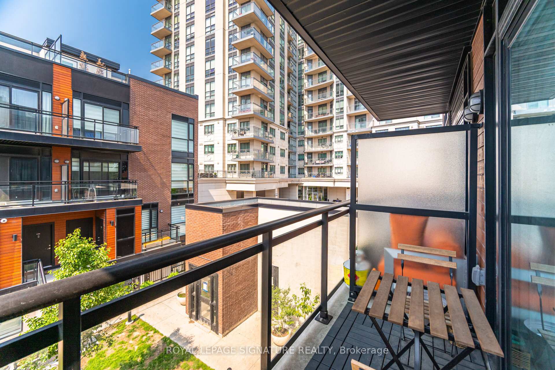 2 Bedrooms Condo at 5289 Highway 7, Vaughan For sale
