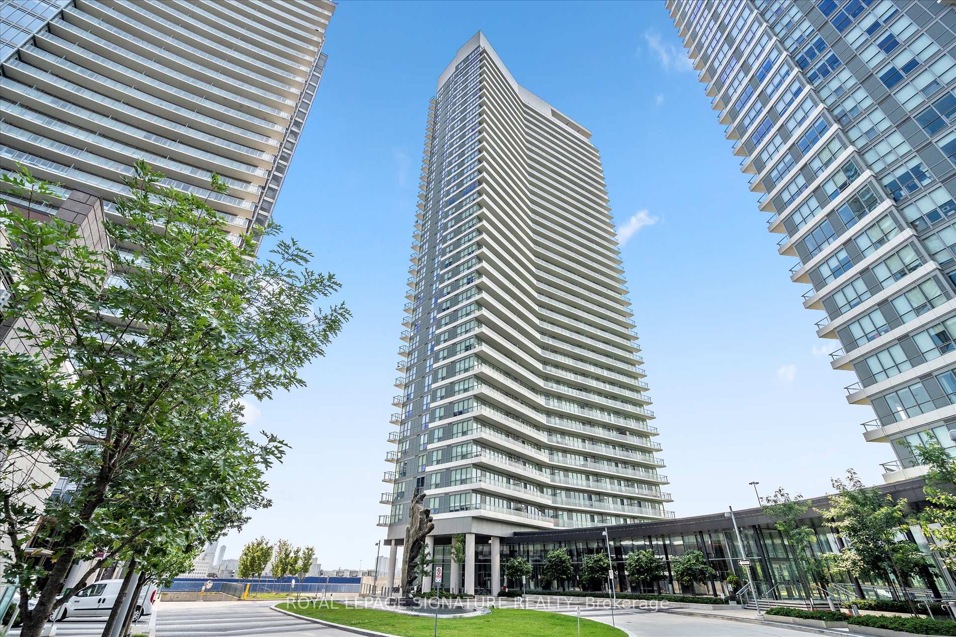 2 Bedrooms Condo at 117 McMahon, Toronto For sale