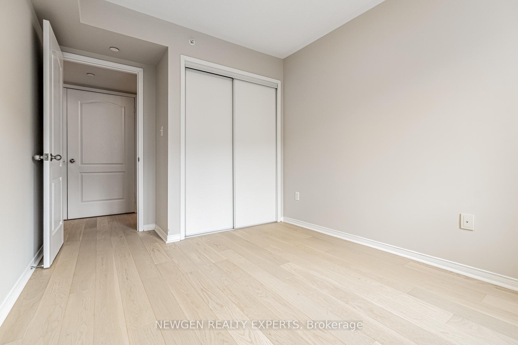 2 Bedrooms Condo at 51 Hays, Oakville For sale