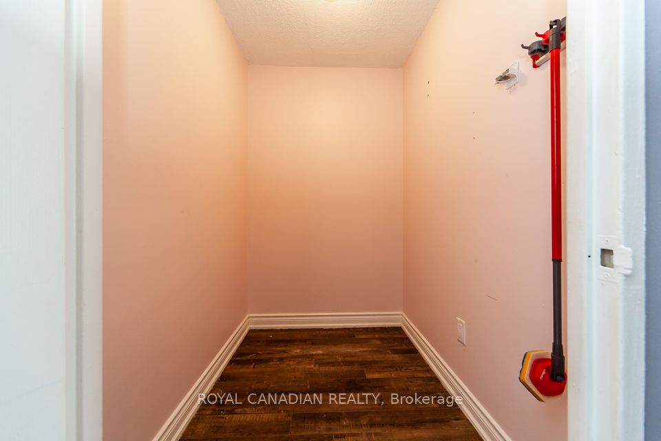 https://trreb-image.ampre.ca/JUSZDhfhcP7sYgvTW875i2uBtLE7d8zEES8kn5OD2oU/rs:fit:960:960/wm:.5:so:0:50:.4/wmsh:10/wmt:PHNwYW4gZm9yZWdyb3VuZD0nd2hpdGUnIGZvbnQ9JzY4Jz5ST1lBTCBDQU5BRElBTiBSRUFMVFksIEJyb2tlcmFnZTwvc3Bhbj4/L3RycmViL2xpc3RpbmdzLzQwLzY1LzAwLzIyL3AvOWE4ODJmYWYtNWIxMi00NGZiLWI0YWUtZmRlOTI3YmRlNDIzLmpwZw.jpg