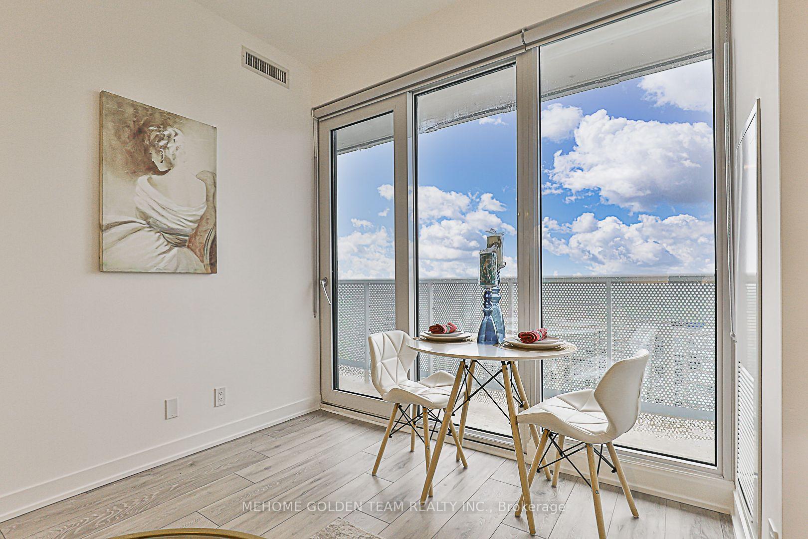 3 Bedrooms Condo at 15 Holmes, Toronto For sale