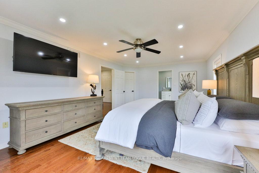 4 Bedrooms Condo at 2145 Country Club, Burlington For sale