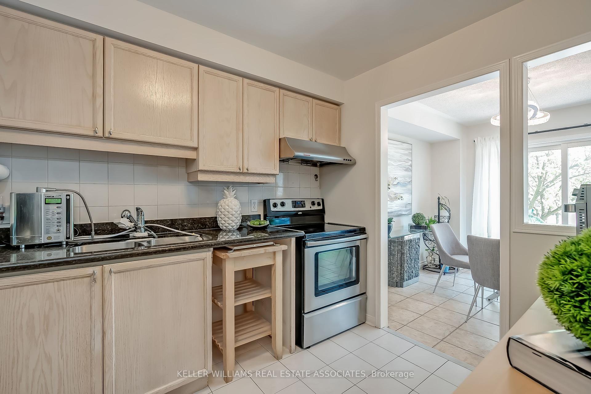 4 Bedrooms Condo at 5305 Glen Erin, Mississauga For sale