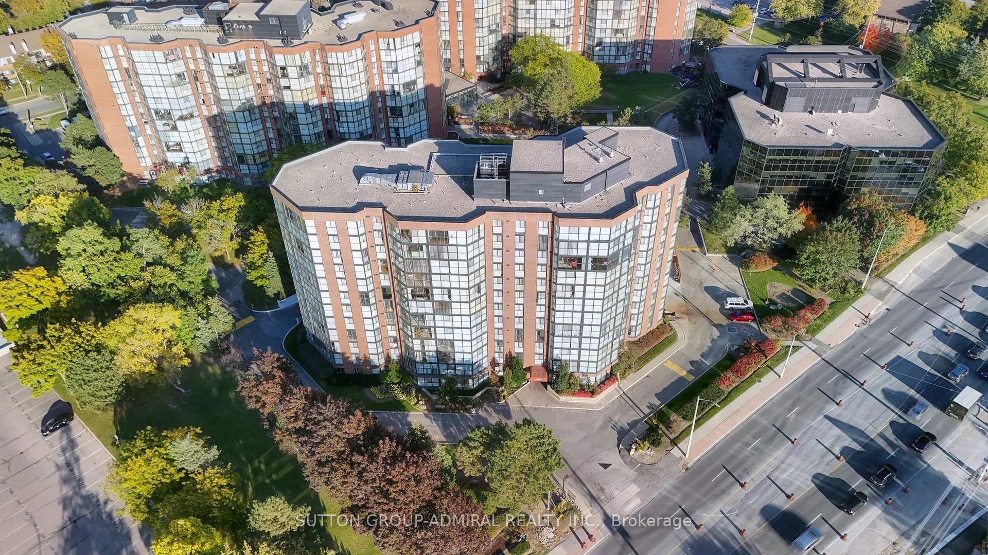2 Bedrooms Condo at 2091 Hurontario, Mississauga For sale