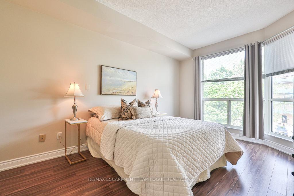 2 Bedrooms Condo at 2511 Lakeshore, Oakville For sale